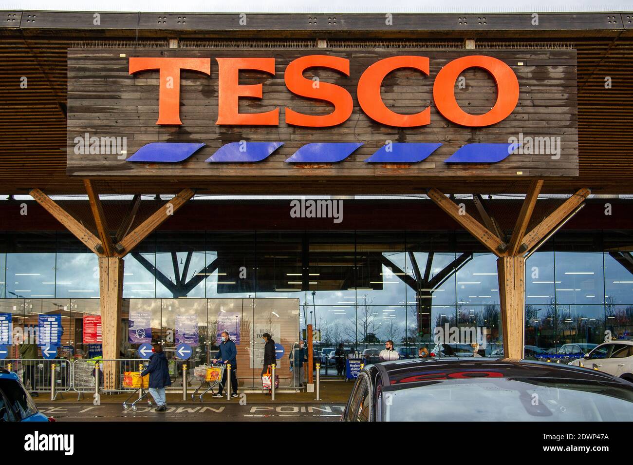 Talaplow, Buckinghamshire, Royaume-Uni. 23 décembre 2020. Dans une tentative d'arrêter l'achat de panique, le géant du supermarché Tesco a mis des limites temporaires d'achat de clients sur des articles essentiels tels que le savon, le lavage à la main, le riz, les œufs et le papier toilette. Les approvisionnements en produits frais, tels que les agrumes et certains légumes importés de l'UE, devraient être à court terme après la fermeture des ports de la Manche par la France. Il n'y avait, howe er, aucune file d'attente à l'extérieur du magasin Tesco de Talalow, dans le Buckinghamshire, aujourd'hui. Crédit : Maureen McLean/Alay Live News Banque D'Images