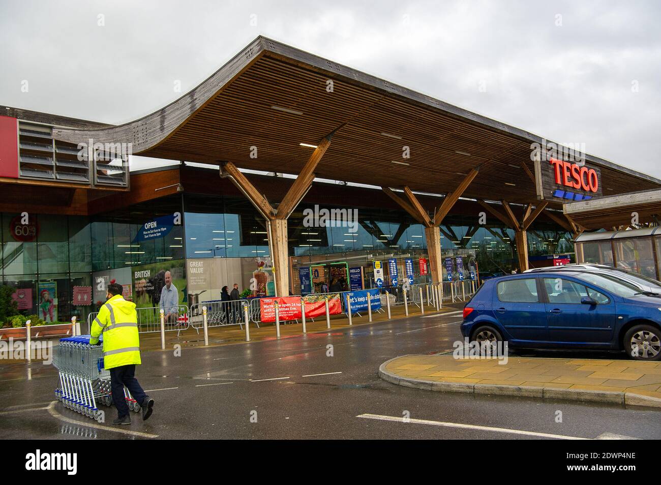 Talaplow, Buckinghamshire, Royaume-Uni. 23 décembre 2020. Dans une tentative d'arrêter l'achat de panique, le géant du supermarché Tesco a mis des limites temporaires d'achat de clients sur des articles essentiels tels que le savon, le lavage à la main, le riz, les œufs et le papier toilette. Les approvisionnements en produits frais, tels que les agrumes et certains légumes importés de l'UE, devraient être à court terme après la fermeture des ports de la Manche par la France. Il n'y avait, howe er, aucune file d'attente à l'extérieur du magasin Tesco de Talalow, dans le Buckinghamshire, aujourd'hui. Crédit : Maureen McLean/Alay Live News Banque D'Images Talaplow, Buckinghamshire, Royaume-Uni. 23 décembre 2020. Dans une tentative d'arrêter l'achat de panique, le géant du supermarché Tesco a mis des limites temporaires d'achat de clients sur des articles essentiels tels que le savon, le lavage à la main, le riz, les œufs et le papier toilette. Les approvisionnements en produits frais, tels que les agrumes et certains légumes importés de l'UE, devraient être à court terme après la fermeture des ports de la Manche par la France. Il n'y avait, howe er, aucune file d'attente à l'extérieur du magasin Tesco de Talalow, dans le Buckinghamshire, aujourd'hui. Crédit : Maureen McLean/Alay Live News Banque D'Images