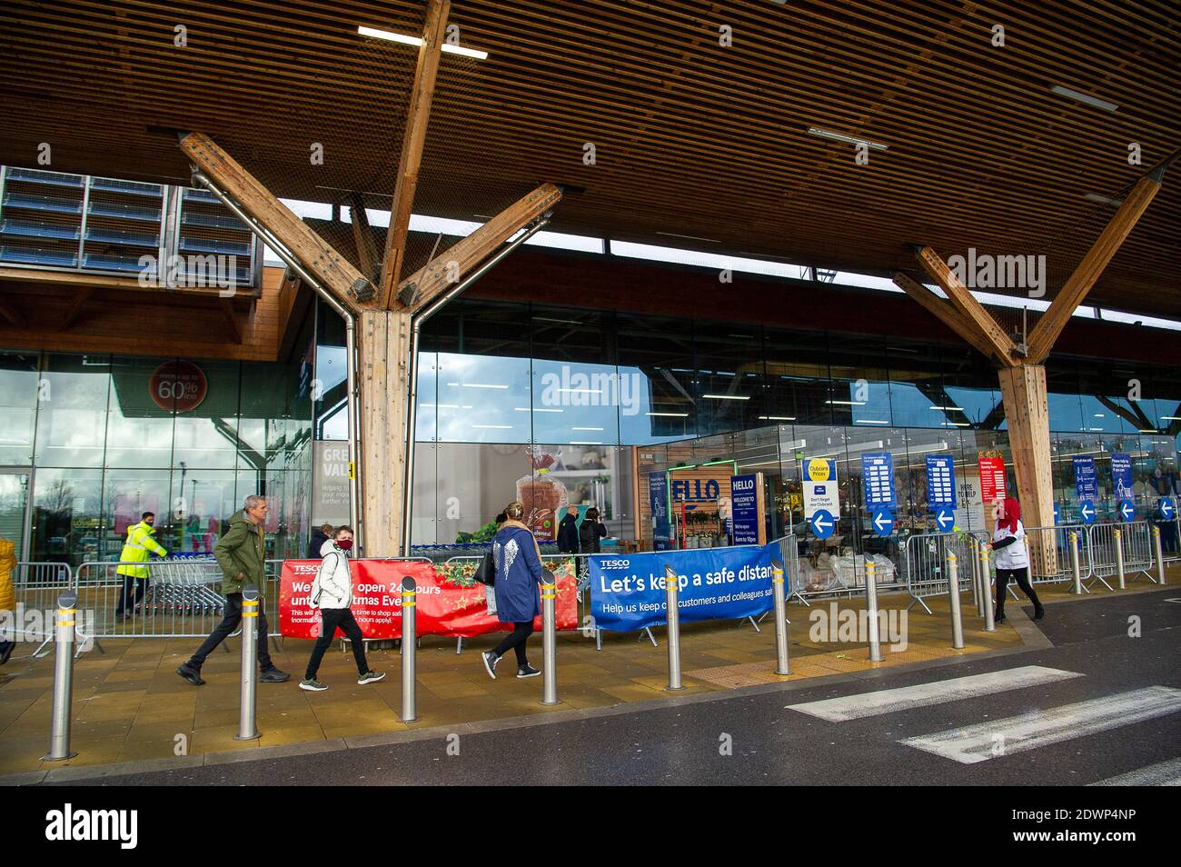 Talaplow, Buckinghamshire, Royaume-Uni. 23 décembre 2020. Dans une tentative d'arrêter l'achat de panique, le géant du supermarché Tesco a mis des limites temporaires d'achat de clients sur des articles essentiels tels que le savon, le lavage à la main, le riz, les œufs et le papier toilette. Les approvisionnements en produits frais, tels que les agrumes et certains légumes importés de l'UE, devraient être à court terme après la fermeture des ports de la Manche par la France. Il n'y avait, howe er, aucune file d'attente à l'extérieur du magasin Tesco de Talalow, dans le Buckinghamshire, aujourd'hui. Crédit : Maureen McLean/Alay Live News Banque D'Images Talaplow, Buckinghamshire, Royaume-Uni. 23 décembre 2020. Dans une tentative d'arrêter l'achat de panique, le géant du supermarché Tesco a mis des limites temporaires d'achat de clients sur des articles essentiels tels que le savon, le lavage à la main, le riz, les œufs et le papier toilette. Les approvisionnements en produits frais, tels que les agrumes et certains légumes importés de l'UE, devraient être à court terme après la fermeture des ports de la Manche par la France. Il n'y avait, howe er, aucune file d'attente à l'extérieur du magasin Tesco de Talalow, dans le Buckinghamshire, aujourd'hui. Crédit : Maureen McLean/Alay Live News Banque D'Images