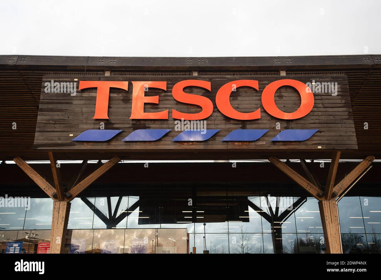 Talaplow, Buckinghamshire, Royaume-Uni. 23 décembre 2020. Dans une tentative d'arrêter l'achat de panique, le géant du supermarché Tesco a mis des limites temporaires d'achat de clients sur des articles essentiels tels que le savon, le lavage à la main, le riz, les œufs et le papier toilette. Les approvisionnements en produits frais, tels que les agrumes et certains légumes importés de l'UE, devraient être à court terme après la fermeture des ports de la Manche par la France. Il n'y avait, howe er, aucune file d'attente à l'extérieur du magasin Tesco de Talalow, dans le Buckinghamshire, aujourd'hui. Crédit : Maureen McLean/Alay Live News Banque D'Images Talaplow, Buckinghamshire, Royaume-Uni. 23 décembre 2020. Dans une tentative d'arrêter l'achat de panique, le géant du supermarché Tesco a mis des limites temporaires d'achat de clients sur des articles essentiels tels que le savon, le lavage à la main, le riz, les œufs et le papier toilette. Les approvisionnements en produits frais, tels que les agrumes et certains légumes importés de l'UE, devraient être à court terme après la fermeture des ports de la Manche par la France. Il n'y avait, howe er, aucune file d'attente à l'extérieur du magasin Tesco de Talalow, dans le Buckinghamshire, aujourd'hui. Crédit : Maureen McLean/Alay Live News Banque D'Images