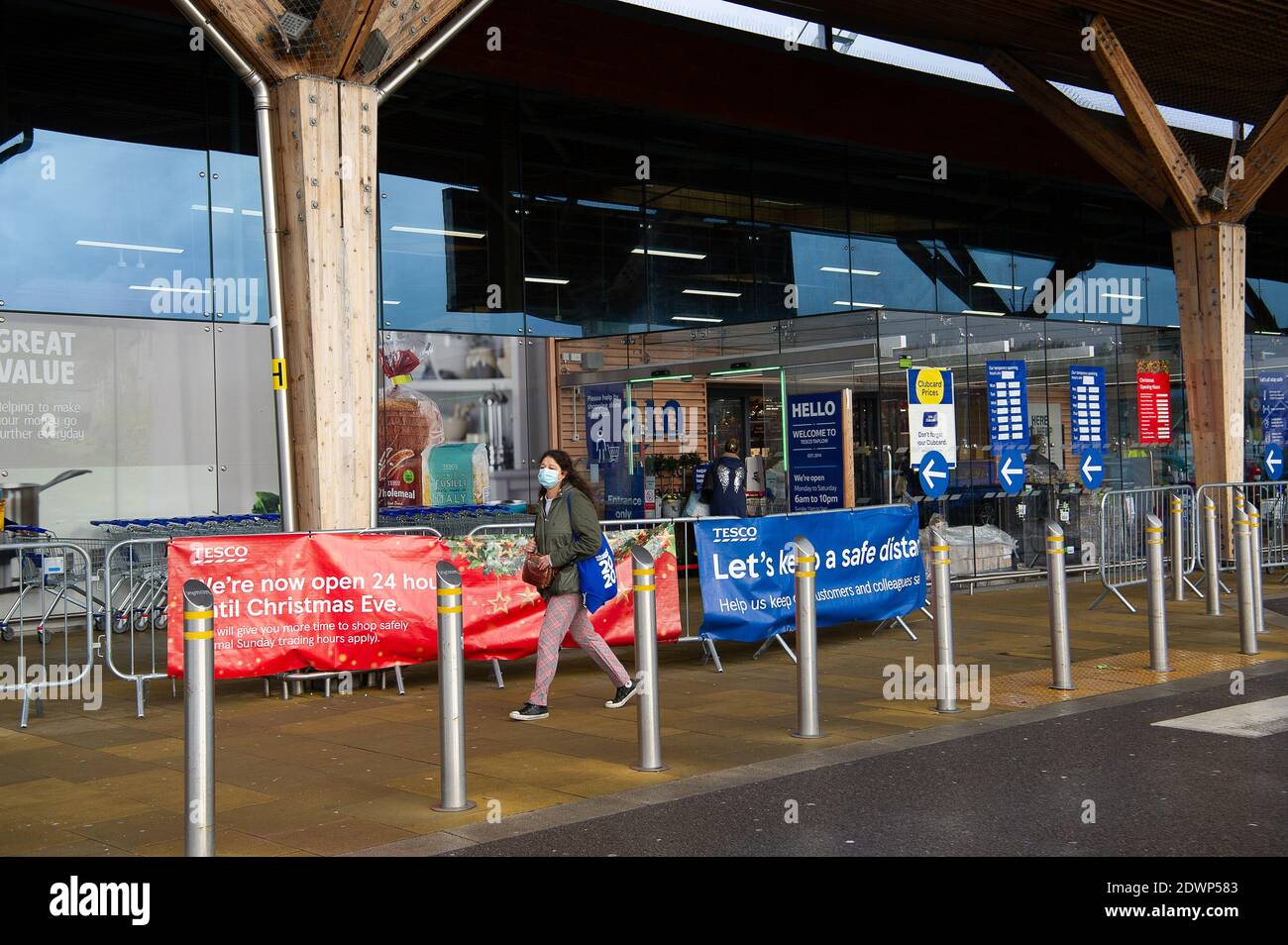 Talaplow, Buckinghamshire, Royaume-Uni. 23 décembre 2020. Dans une tentative d'arrêter l'achat de panique, le géant du supermarché Tesco a mis des limites temporaires d'achat de clients sur des articles essentiels tels que le savon, le lavage à la main, le riz, les œufs et le papier toilette. Les approvisionnements en produits frais, tels que les agrumes et certains légumes importés de l'UE, devraient être à court terme après la fermeture des ports de la Manche par la France. Il n'y avait, howe er, aucune file d'attente à l'extérieur du magasin Tesco de Talalow, dans le Buckinghamshire, aujourd'hui. Crédit : Maureen McLean/Alay Live News Banque D'Images Talaplow, Buckinghamshire, Royaume-Uni. 23 décembre 2020. Dans une tentative d'arrêter l'achat de panique, le géant du supermarché Tesco a mis des limites temporaires d'achat de clients sur des articles essentiels tels que le savon, le lavage à la main, le riz, les œufs et le papier toilette. Les approvisionnements en produits frais, tels que les agrumes et certains légumes importés de l'UE, devraient être à court terme après la fermeture des ports de la Manche par la France. Il n'y avait, howe er, aucune file d'attente à l'extérieur du magasin Tesco de Talalow, dans le Buckinghamshire, aujourd'hui. Crédit : Maureen McLean/Alay Live News Banque D'Images