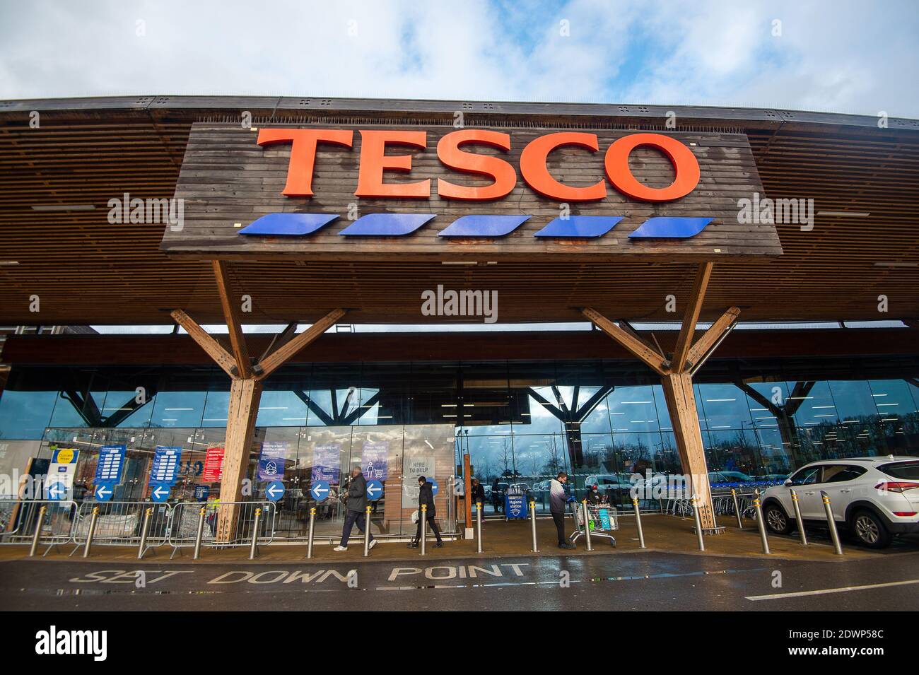 Talaplow, Buckinghamshire, Royaume-Uni. 23 décembre 2020. Dans une tentative d'arrêter l'achat de panique, le géant du supermarché Tesco a mis des limites temporaires d'achat de clients sur des articles essentiels tels que le savon, le lavage à la main, le riz, les œufs et le papier toilette. Les approvisionnements en produits frais, tels que les agrumes et certains légumes importés de l'UE, devraient être à court terme après la fermeture des ports de la Manche par la France. Il n'y avait, howe er, aucune file d'attente à l'extérieur du magasin Tesco de Talalow, dans le Buckinghamshire, aujourd'hui. Crédit : Maureen McLean/Alay Live News Banque D'Images