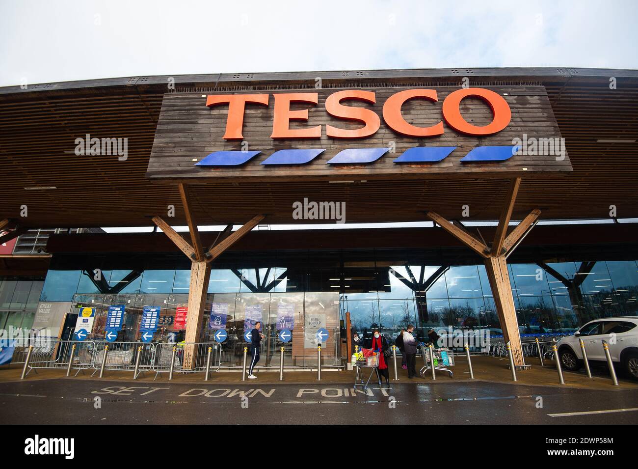 Talaplow, Buckinghamshire, Royaume-Uni. 23 décembre 2020. Dans une tentative d'arrêter l'achat de panique, le géant du supermarché Tesco a mis des limites temporaires d'achat de clients sur des articles essentiels tels que le savon, le lavage à la main, le riz, les œufs et le papier toilette. Les approvisionnements en produits frais, tels que les agrumes et certains légumes importés de l'UE, devraient être à court terme après la fermeture des ports de la Manche par la France. Il n'y avait, howe er, aucune file d'attente à l'extérieur du magasin Tesco de Talalow, dans le Buckinghamshire, aujourd'hui. Crédit : Maureen McLean/Alay Live News Banque D'Images