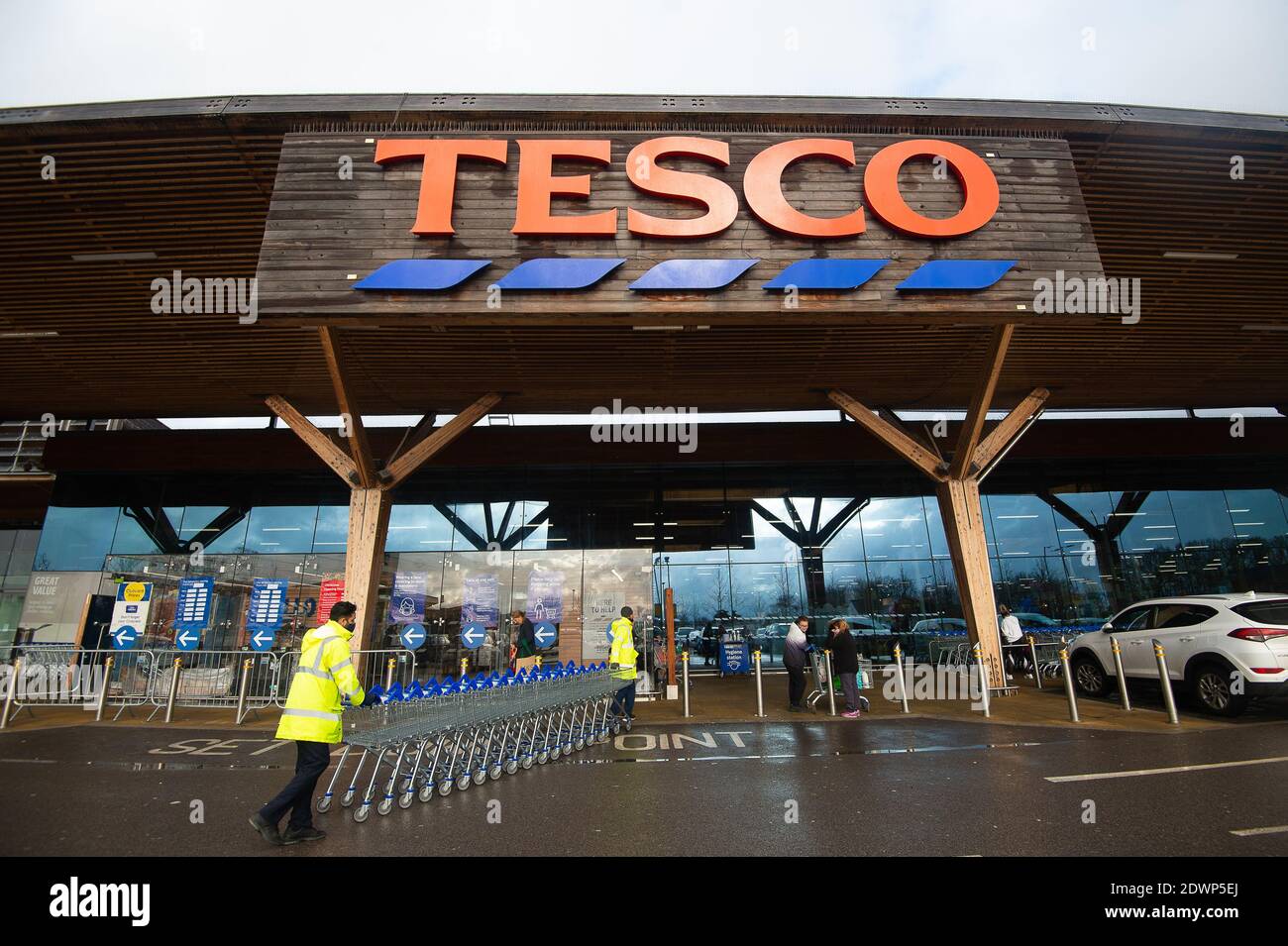 Talaplow, Buckinghamshire, Royaume-Uni. 23 décembre 2020. Dans une tentative d'arrêter l'achat de panique, le géant du supermarché Tesco a mis des limites temporaires d'achat de clients sur des articles essentiels tels que le savon, le lavage à la main, le riz, les œufs et le papier toilette. Les approvisionnements en produits frais, tels que les agrumes et certains légumes importés de l'UE, devraient être à court terme après la fermeture des ports de la Manche par la France. Il n'y avait, howe er, aucune file d'attente à l'extérieur du magasin Tesco de Talalow, dans le Buckinghamshire, aujourd'hui. Crédit : Maureen McLean/Alay Live News Banque D'Images