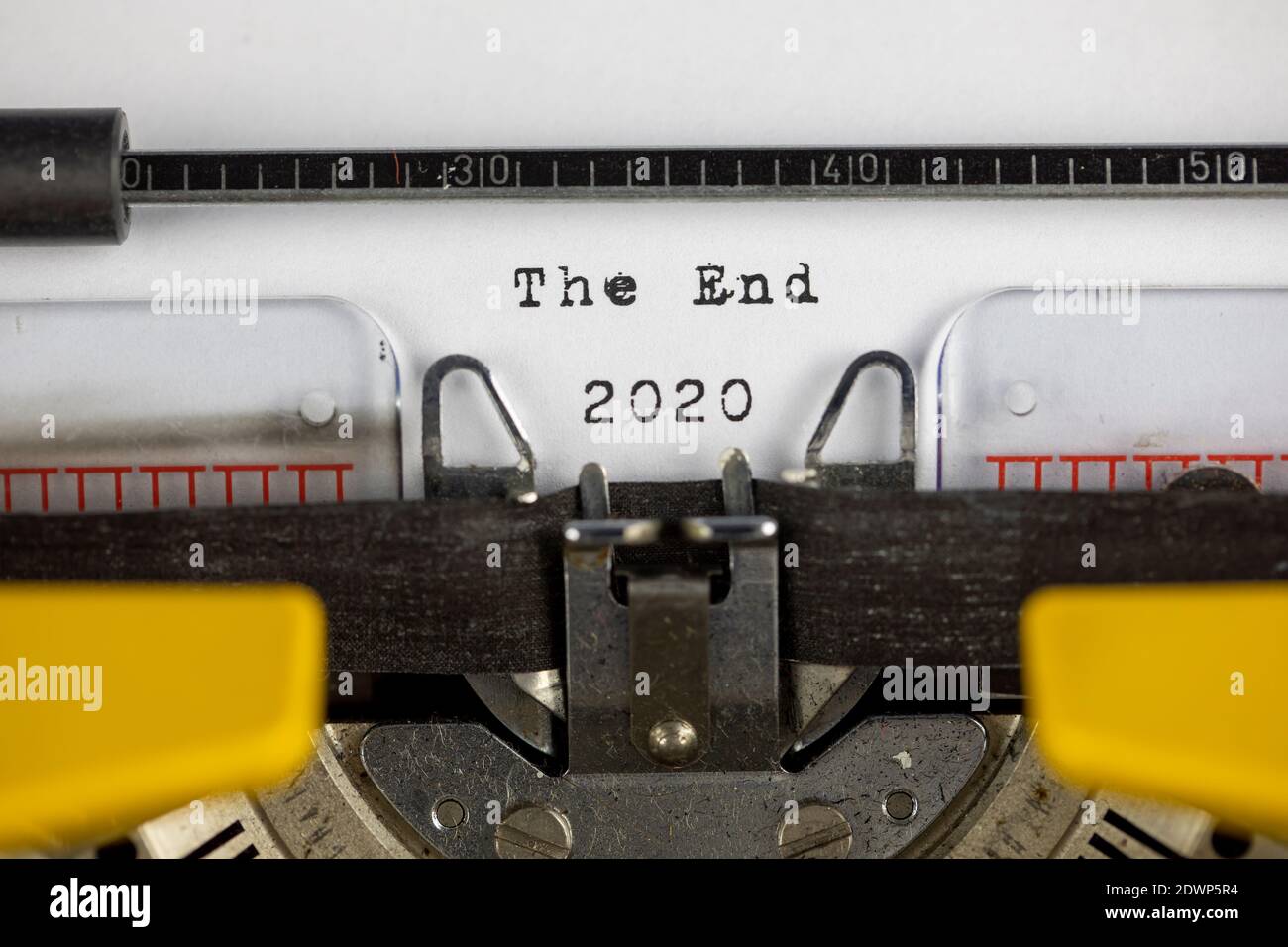 La fin 2020 écrit sur une vieille machine à écrire Banque D'Images