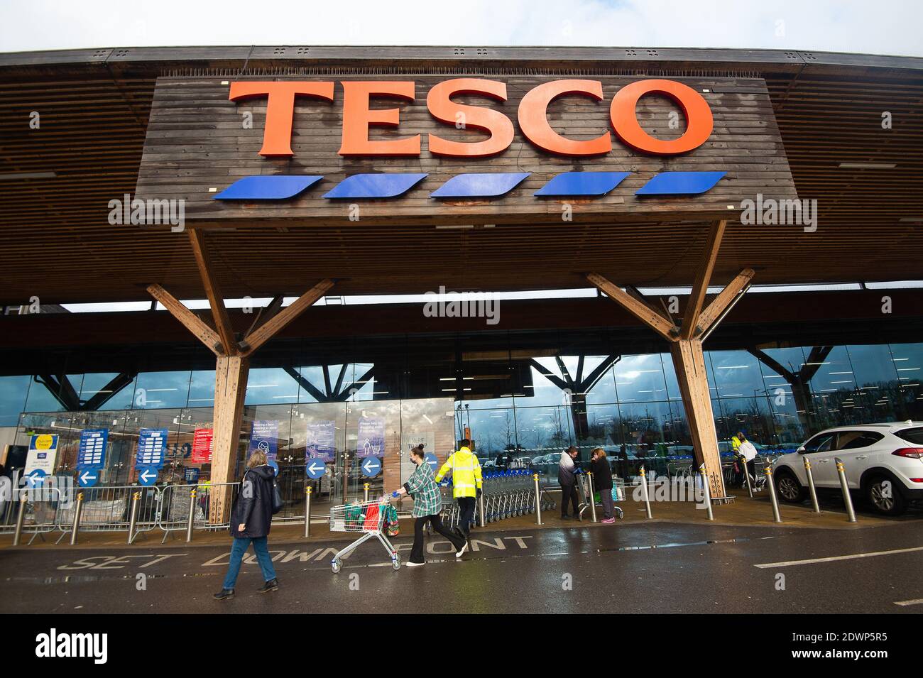 Talaplow, Buckinghamshire, Royaume-Uni. 23 décembre 2020. Dans une tentative d'arrêter l'achat de panique, le géant du supermarché Tesco a mis des limites temporaires d'achat de clients sur des articles essentiels tels que le savon, le lavage à la main, le riz, les œufs et le papier toilette. Les approvisionnements en produits frais, tels que les agrumes et certains légumes importés de l'UE, devraient être à court terme après la fermeture des ports de la Manche par la France. Il n'y avait, howe er, aucune file d'attente à l'extérieur du magasin Tesco de Talalow, dans le Buckinghamshire, aujourd'hui. Crédit : Maureen McLean/Alay Live News Banque D'Images