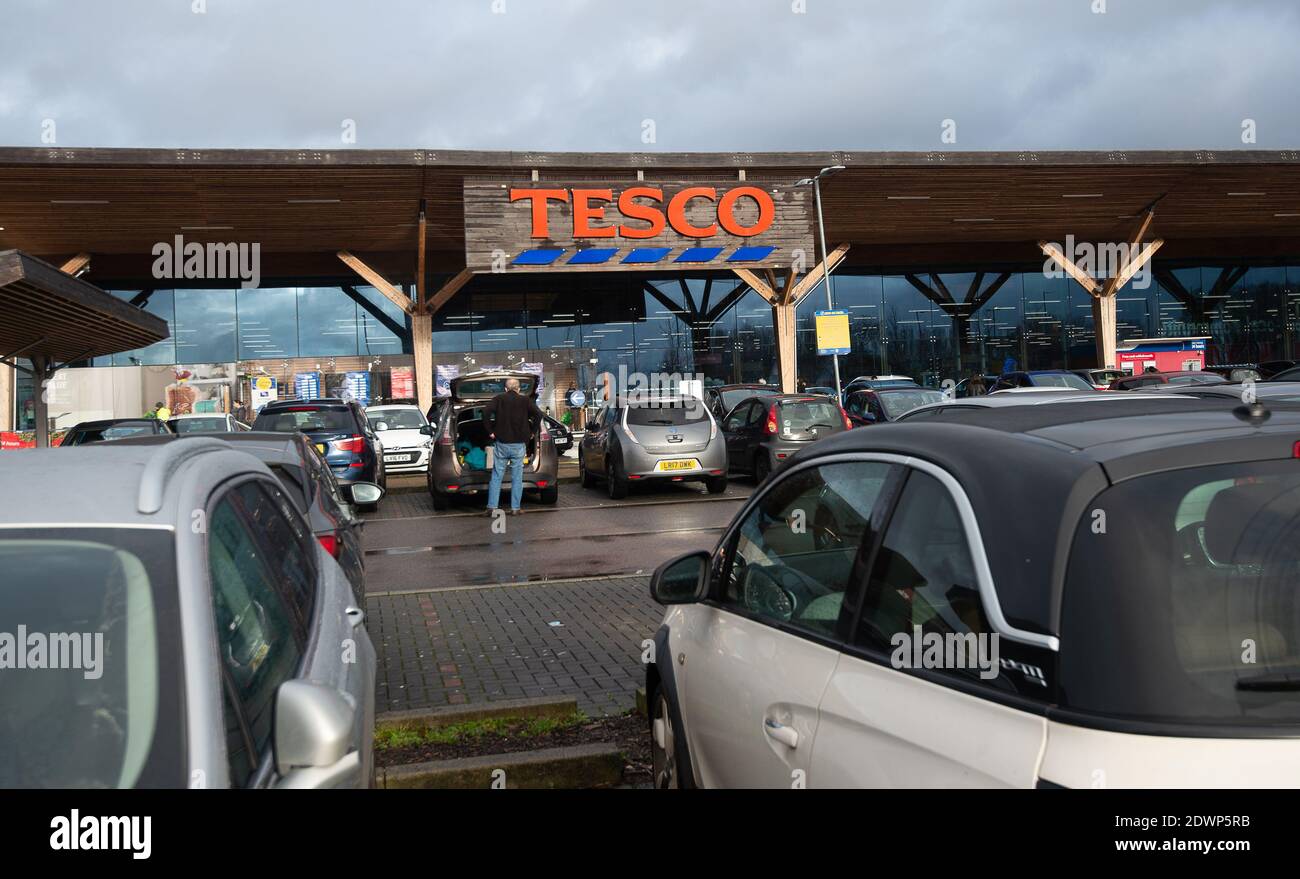 Talaplow, Buckinghamshire, Royaume-Uni. 23 décembre 2020. Dans une tentative d'arrêter l'achat de panique, le géant du supermarché Tesco a mis des limites temporaires d'achat de clients sur des articles essentiels tels que le savon, le lavage à la main, le riz, les œufs et le papier toilette. Les approvisionnements en produits frais, tels que les agrumes et certains légumes importés de l'UE, devraient être à court terme après la fermeture des ports de la Manche par la France. Il n'y avait, howe er, aucune file d'attente à l'extérieur du magasin Tesco de Talalow, dans le Buckinghamshire, aujourd'hui. Crédit : Maureen McLean/Alay Live News Banque D'Images