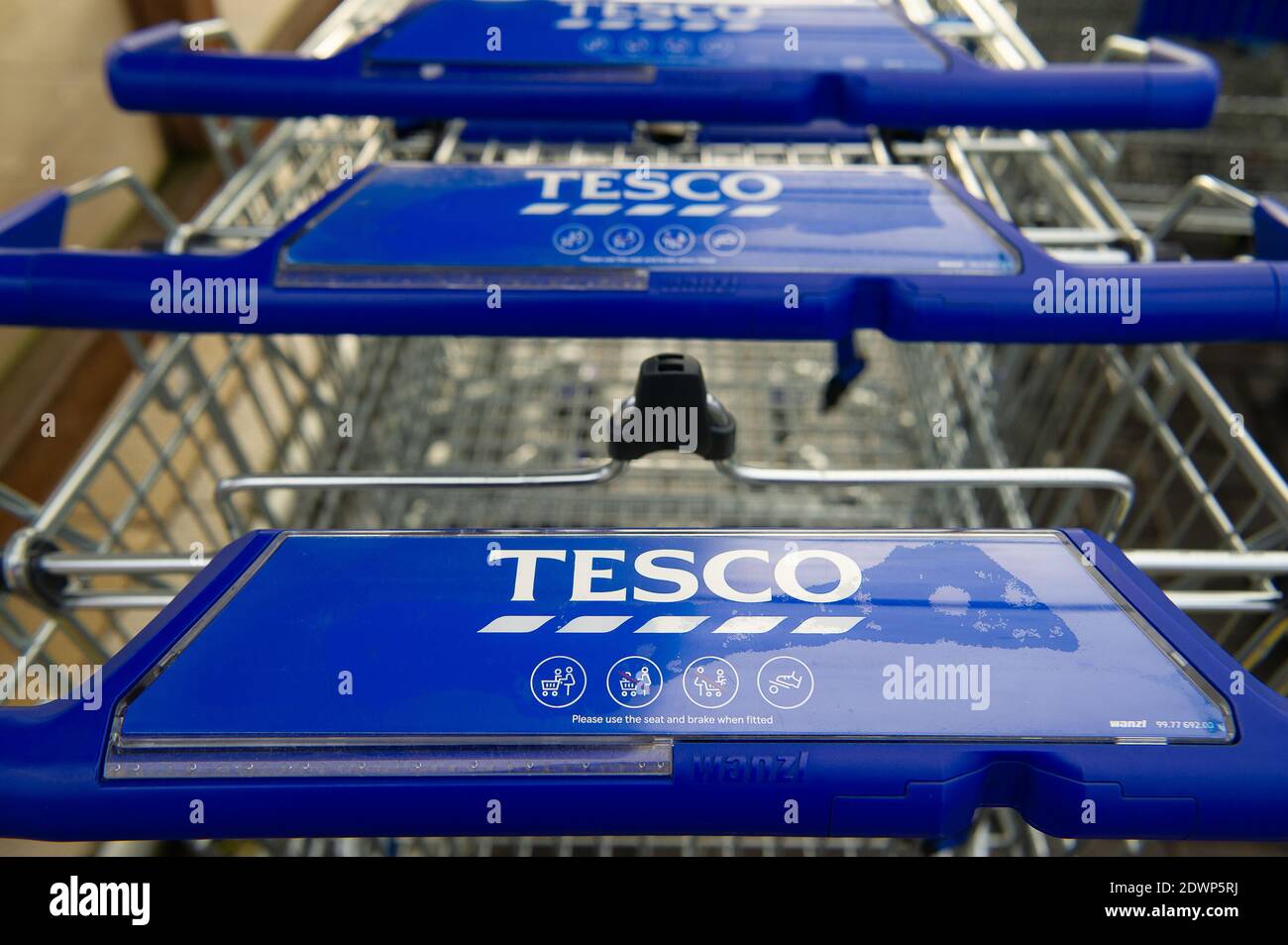 Talaplow, Buckinghamshire, Royaume-Uni. 23 décembre 2020. Dans une tentative d'arrêter l'achat de panique, le géant du supermarché Tesco a mis des limites temporaires d'achat de clients sur des articles essentiels tels que le savon, le lavage à la main, le riz, les œufs et le papier toilette. Les approvisionnements en produits frais, tels que les agrumes et certains légumes importés de l'UE, devraient être à court terme après la fermeture des ports de la Manche par la France. Il n'y avait, howe er, aucune file d'attente à l'extérieur du magasin Tesco de Talalow, dans le Buckinghamshire, aujourd'hui. Crédit : Maureen McLean/Alay Live News Banque D'Images