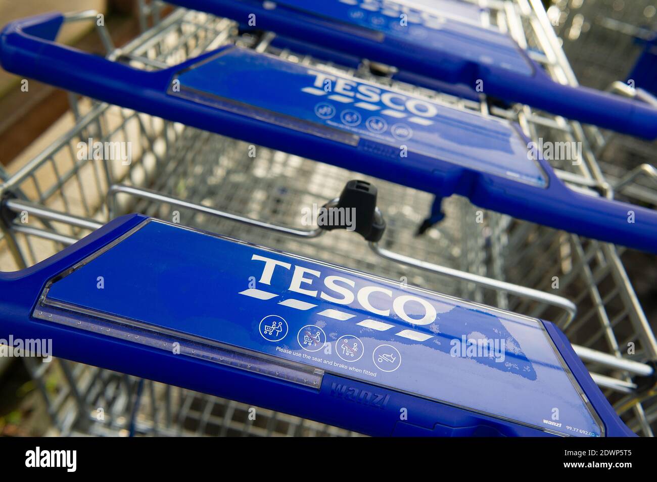 Talaplow, Buckinghamshire, Royaume-Uni. 23 décembre 2020. Dans une tentative d'arrêter l'achat de panique, le géant du supermarché Tesco a mis des limites temporaires d'achat de clients sur des articles essentiels tels que le savon, le lavage à la main, le riz, les œufs et le papier toilette. Les approvisionnements en produits frais, tels que les agrumes et certains légumes importés de l'UE, devraient être à court terme après la fermeture des ports de la Manche par la France. Il n'y avait, howe er, aucune file d'attente à l'extérieur du magasin Tesco de Talalow, dans le Buckinghamshire, aujourd'hui. Crédit : Maureen McLean/Alay Live News Banque D'Images