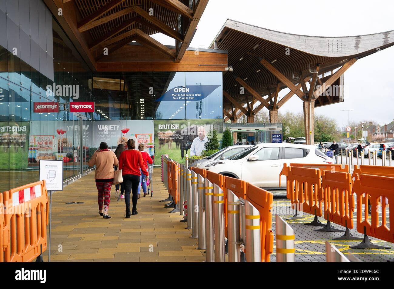 Talaplow, Buckinghamshire, Royaume-Uni. 23 décembre 2020. Dans une tentative d'arrêter l'achat de panique, le géant du supermarché Tesco a mis des limites temporaires d'achat de clients sur des articles essentiels tels que le savon, le lavage à la main, le riz, les œufs et le papier toilette. Les approvisionnements en produits frais, tels que les agrumes et certains légumes importés de l'UE, devraient être à court terme après la fermeture des ports de la Manche par la France. Il n'y avait, howe er, aucune file d'attente à l'extérieur du magasin Tesco de Talalow, dans le Buckinghamshire, aujourd'hui. Crédit : Maureen McLean/Alay Live News Banque D'Images