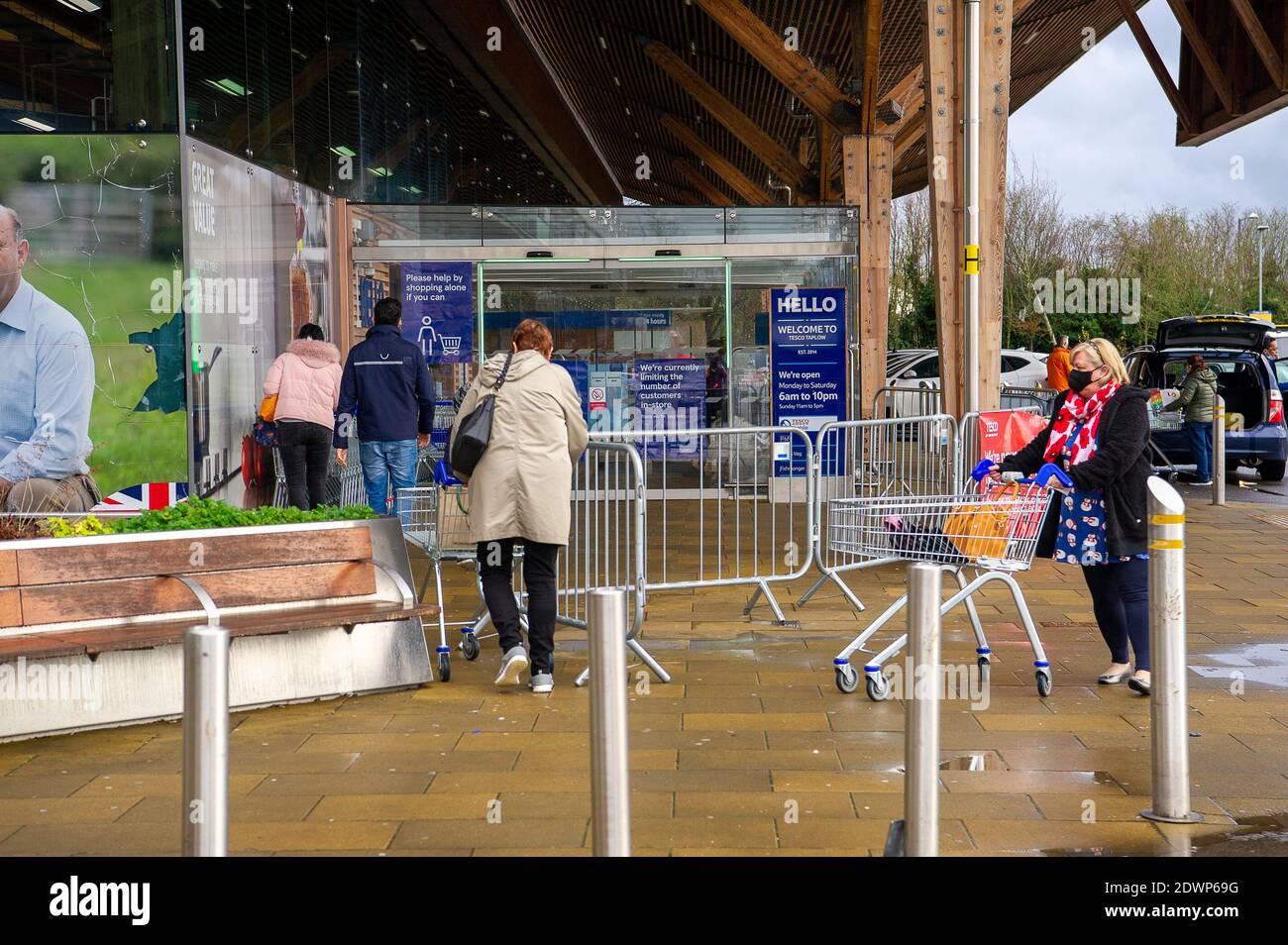 Talaplow, Buckinghamshire, Royaume-Uni. 23 décembre 2020. Dans une tentative d'arrêter l'achat de panique, le géant du supermarché Tesco a mis des limites temporaires d'achat de clients sur des articles essentiels tels que le savon, le lavage à la main, le riz, les œufs et le papier toilette. Les approvisionnements en produits frais, tels que les agrumes et certains légumes importés de l'UE, devraient être à court terme après la fermeture des ports de la Manche par la France. Il n'y avait, howe er, aucune file d'attente à l'extérieur du magasin Tesco de Talalow, dans le Buckinghamshire, aujourd'hui. Crédit : Maureen McLean/Alay Live News Banque D'Images