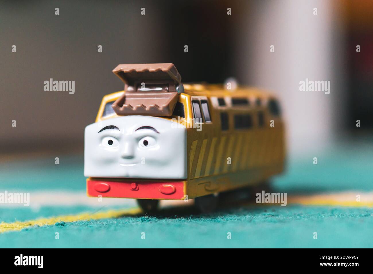 POZNAN, POLOGNE - 21 décembre 2020 : train de jouets diesel de la série Thomas and Friends Banque D'Images
