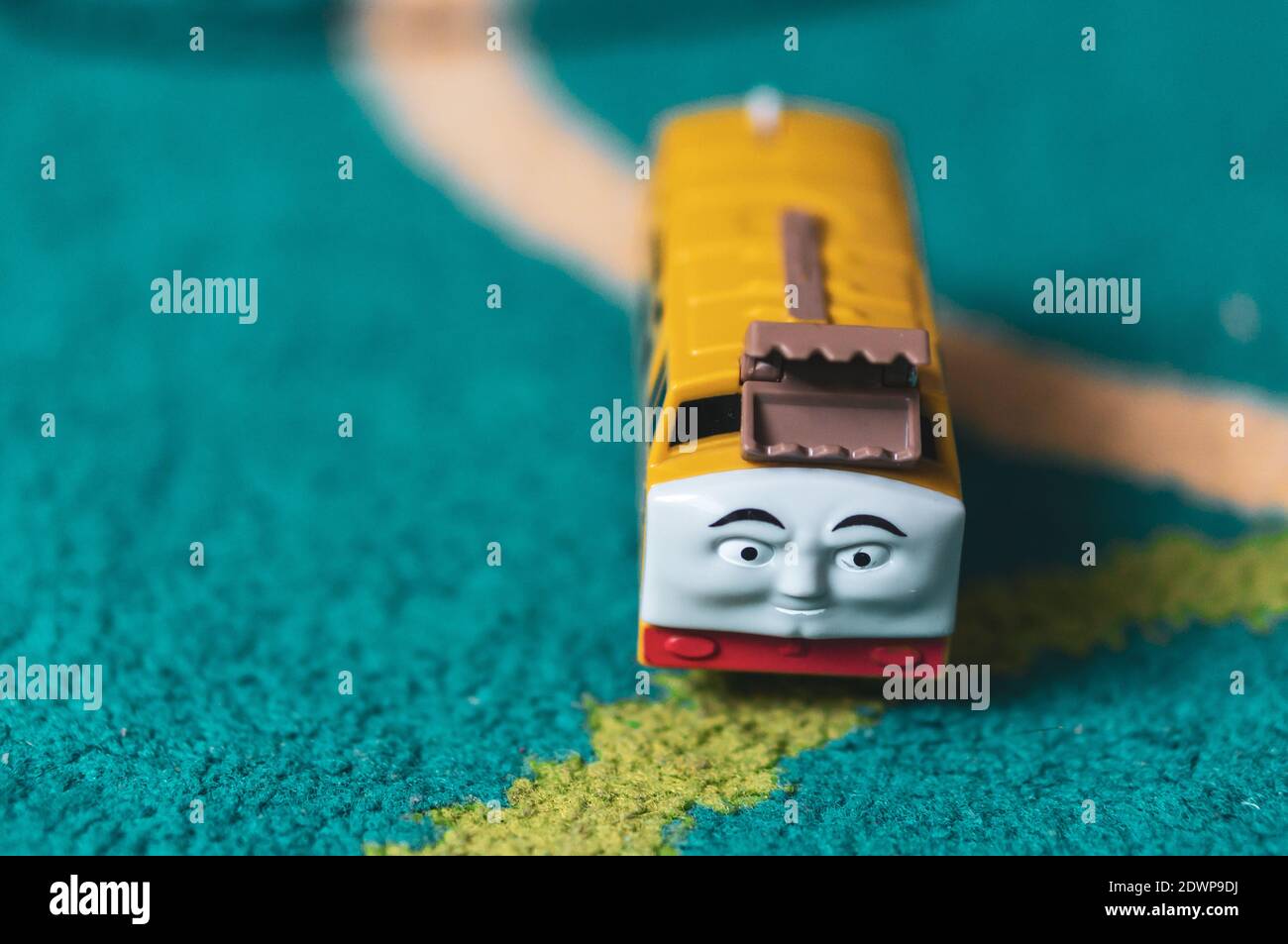 POZNAN, POLOGNE - 21 décembre 2020 : train de jouets diesel de la série Thomas and Friends Banque D'Images