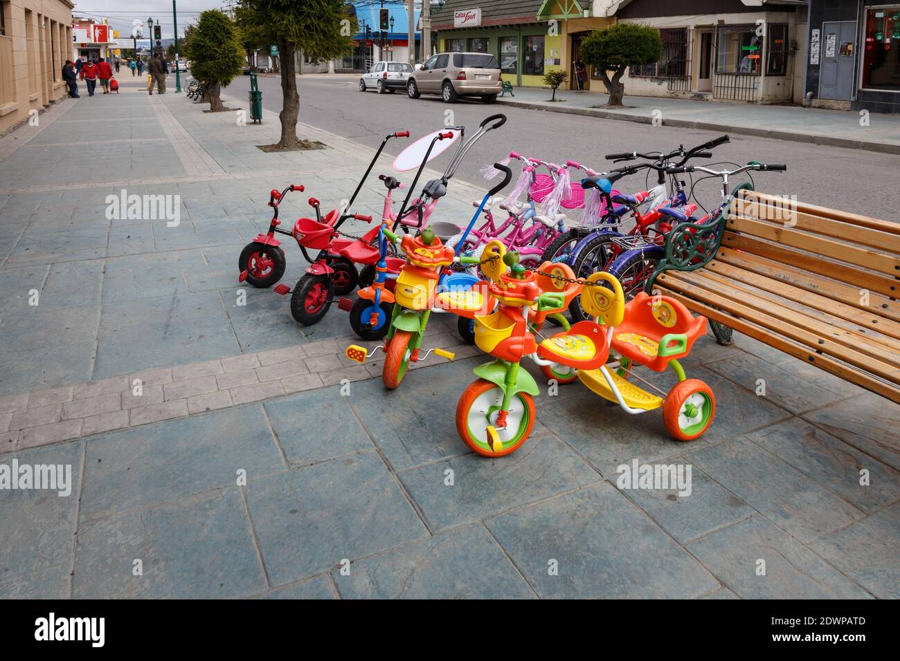 Les enfants tricycles dans la rue, Puerto Natales, Patagonie, Chili Banque D'Images