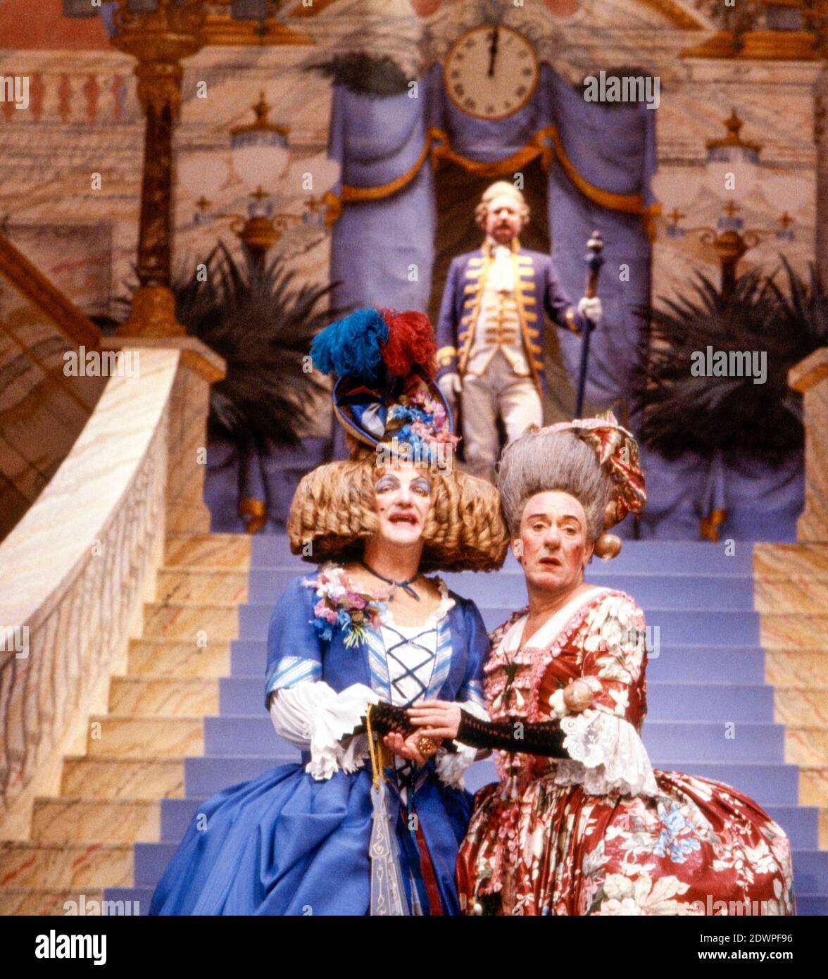 l-r: Derek Newark (Gloria), Robert Stephens (euphorie) à CENDRILLON au Lyttelton Theatre, National Theatre (NT) Londres 15/12/1983 Set design: William Dudley costumes: Deirdre Clancy éclairage: William Bundy chorégraphie: David Toguri réalisateur: Bill Bryden Banque D'Images