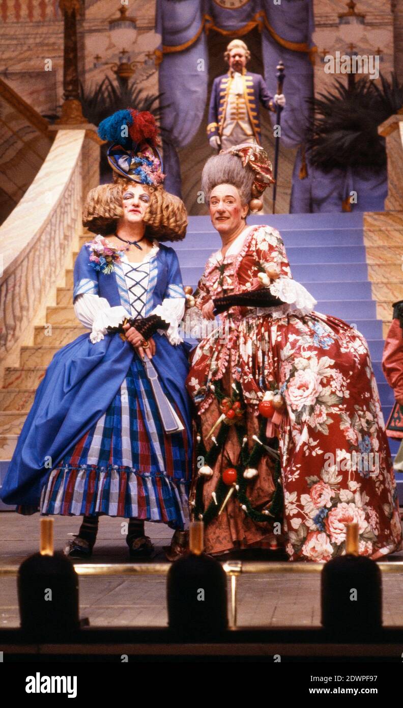 l-r: Derek Newark (Gloria), Robert Stephens (euphorie) à CENDRILLON au Lyttelton Theatre, National Theatre (NT) Londres 15/12/1983 Set design: William Dudley costumes: Deirdre Clancy éclairage: William Bundy chorégraphie: David Toguri réalisateur: Bill Bryden Banque D'Images