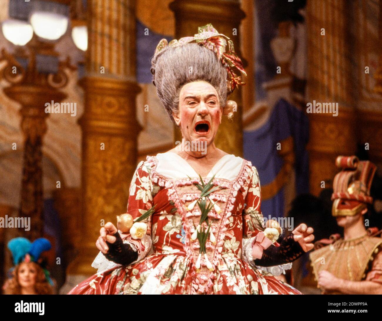 Robert Stephens (euphorie) à CENDRILLON au Lyttelton Theatre, National Theatre (NT) Londres 15/12/1983 ensemble design: William Dudley costumes: Deirdre Clancy éclairage: William Bundy chorégraphie: David Toguri réalisateur: Bill Bryden Banque D'Images