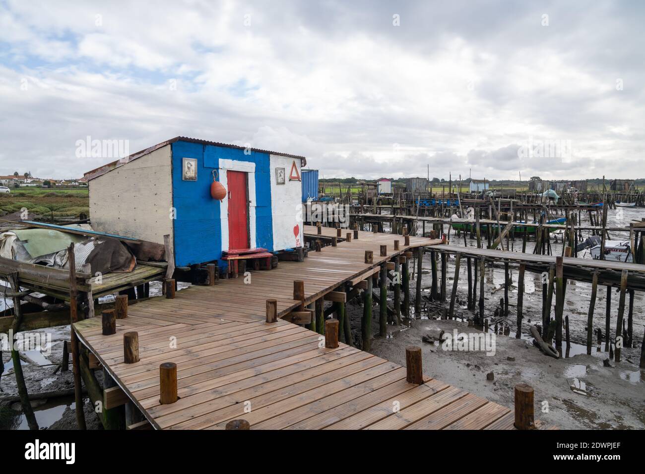 Carrasqueira, Portugal - 19 décembre 2020 : vue sur les vieux quais cassés et les jetées au Cais Palatifico, sur l'estuaire de la rivière Sado Banque D'Images