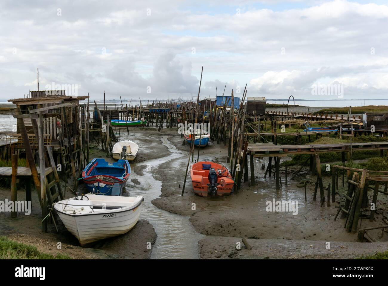 Carrasqueira, Portugal - 19 décembre 2020 : quais et bateaux de pêche au Cais Palatifico à Carrasqueira, sur l'estuaire de la rivière Sado Banque D'Images