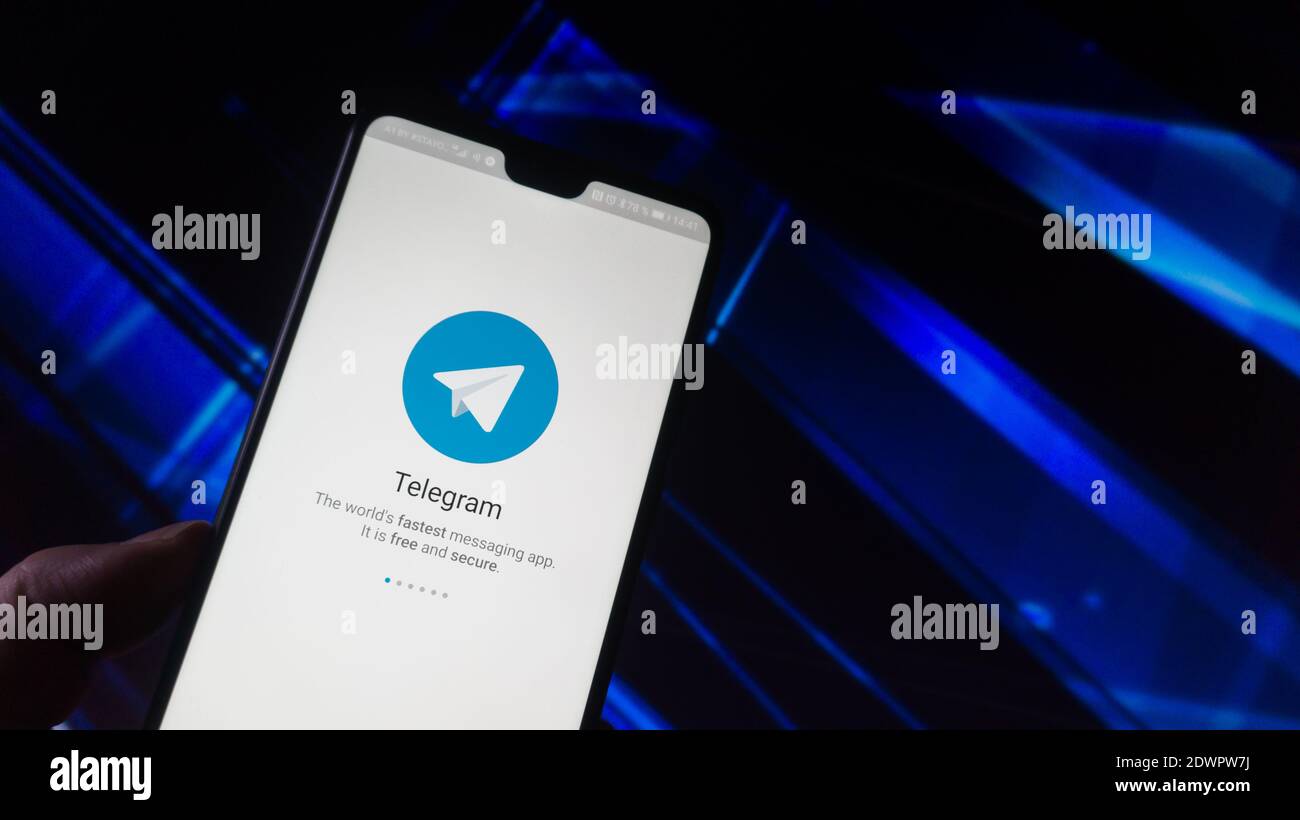 Présentation de l'application télégramme Messenger avec logo sur l'écran du smartphone avec fond bleu. Populaire chat crypté sécurisé dans le monde fondé par Pavel Durov. Banque D'Images