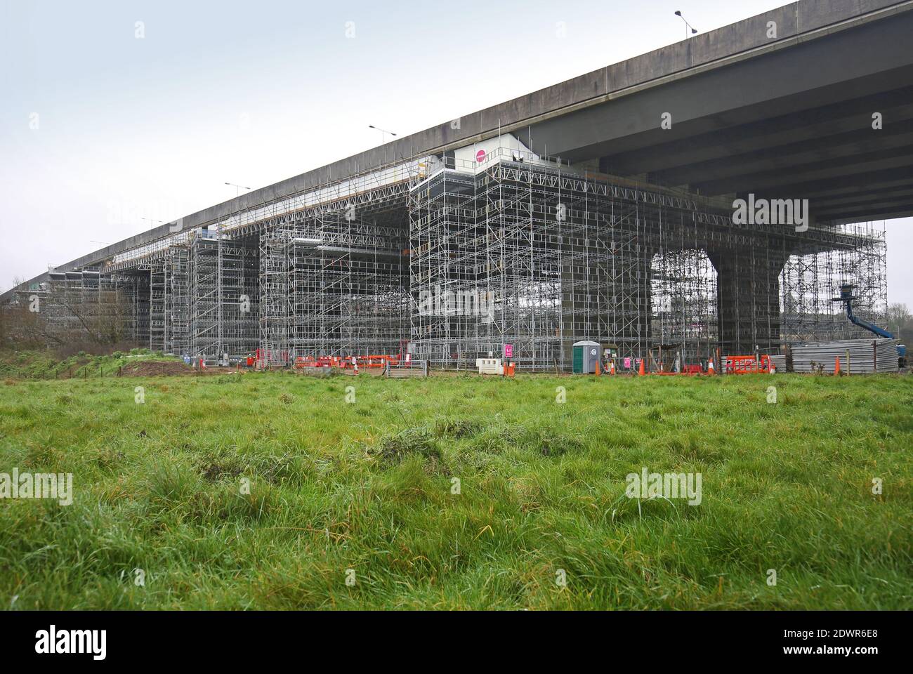 Échafaudage sous l'autoroute M25 Gade Valley Viaduct, Kings Langley, Royaume-Uni. Fournir l'accès pour le renforcement des travaux aux poutres en acier. Banque D'Images
