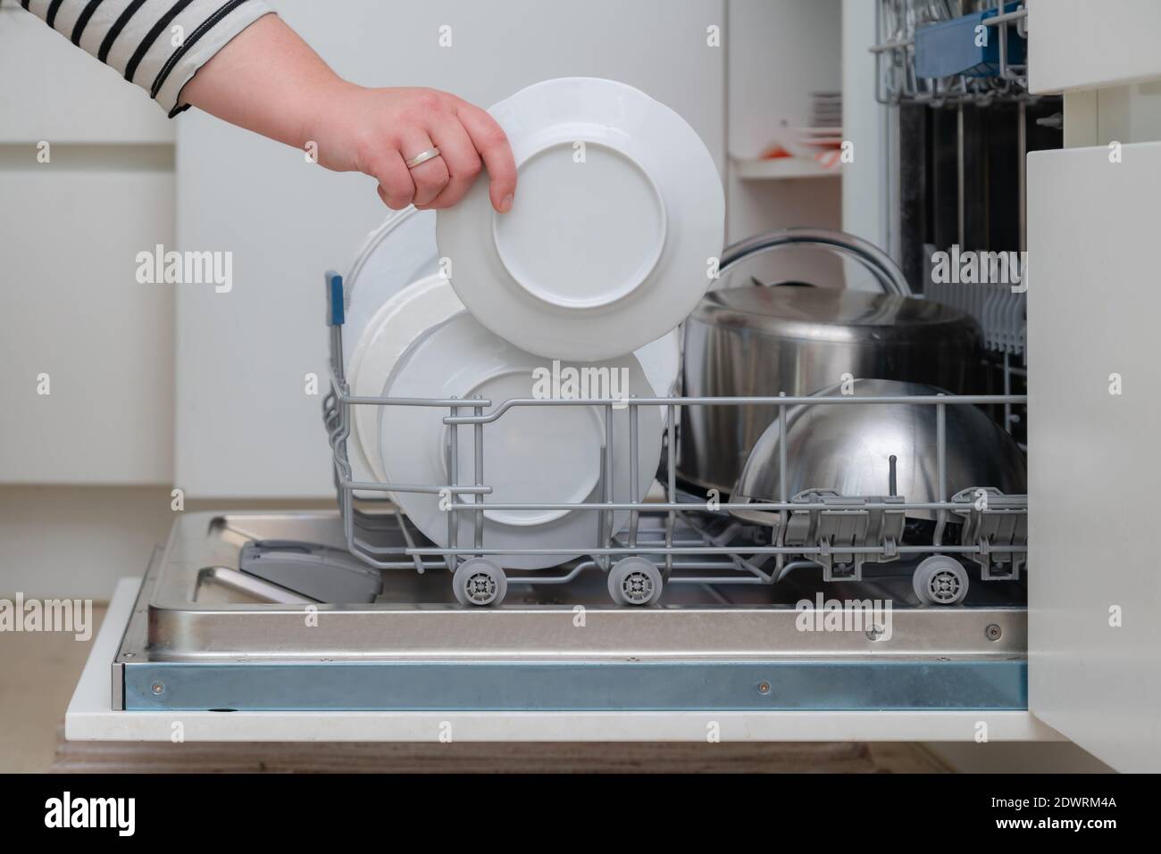 Gros plan du lave-vaisselle à déchargement manuel dans la cuisine. Personne  prenant des appareils de la tablette complète du lave-vaisselle Photo Stock  - Alamy