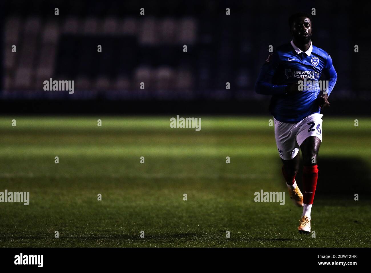 Le Jordy Hiwula-Mayifuila de Portsmouth se réchauffe après le deuxième match de la coupe FA au parc Fratton, Portsmouth. Banque D'Images