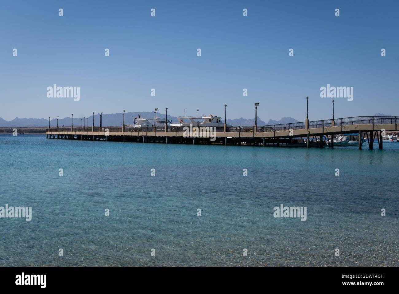 Sahl Hasheesh, Hurghada, Mer Rouge, Égypte - 2020 décembre : pont de la ville et port de plaisance Banque D'Images