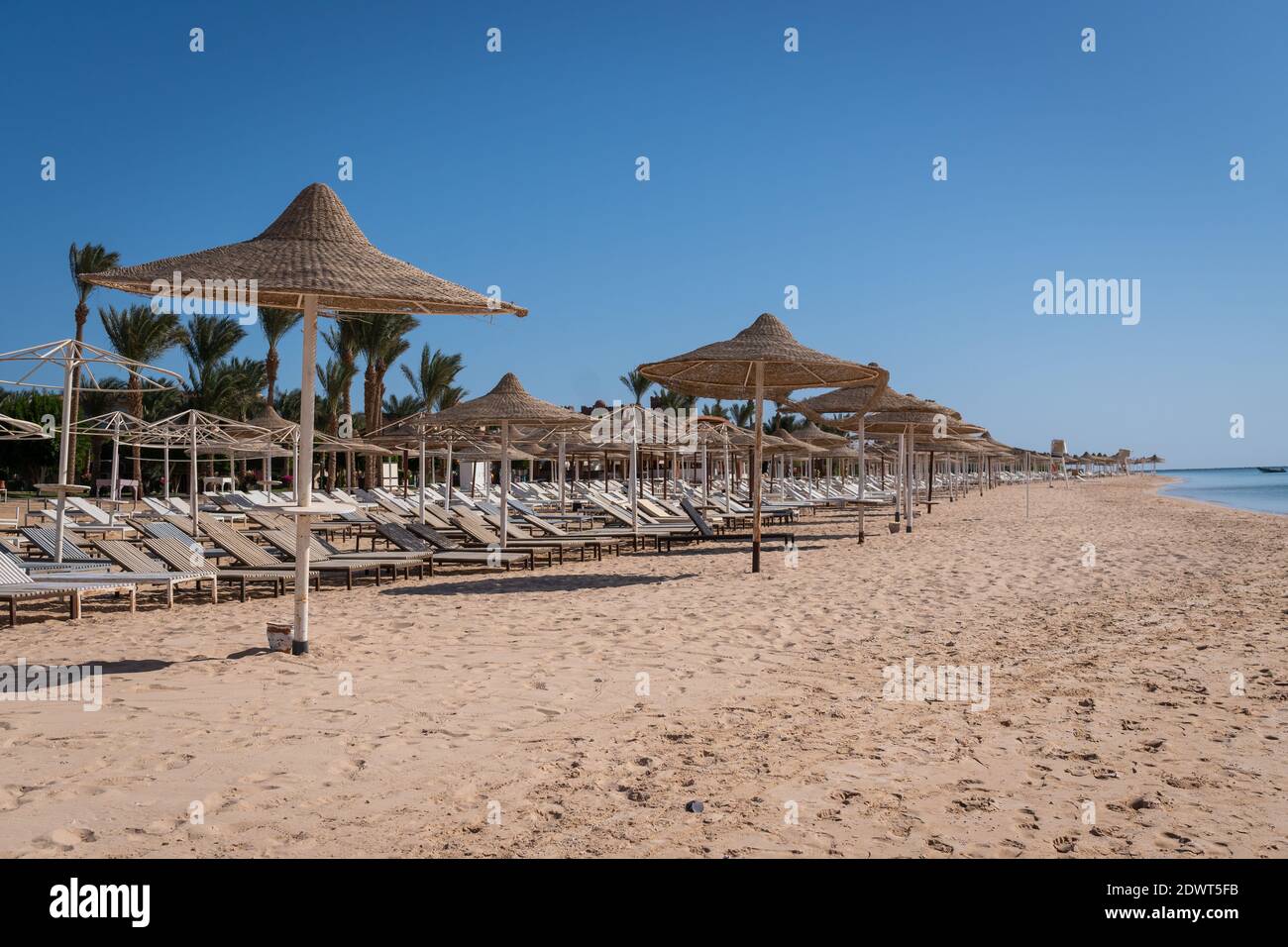 Sahl Hasheesh, Hurghada, Mer Rouge, Egypte - déc 2020: Belle plage est vide, les touristes sont absents en raison de cornavirus Banque D'Images