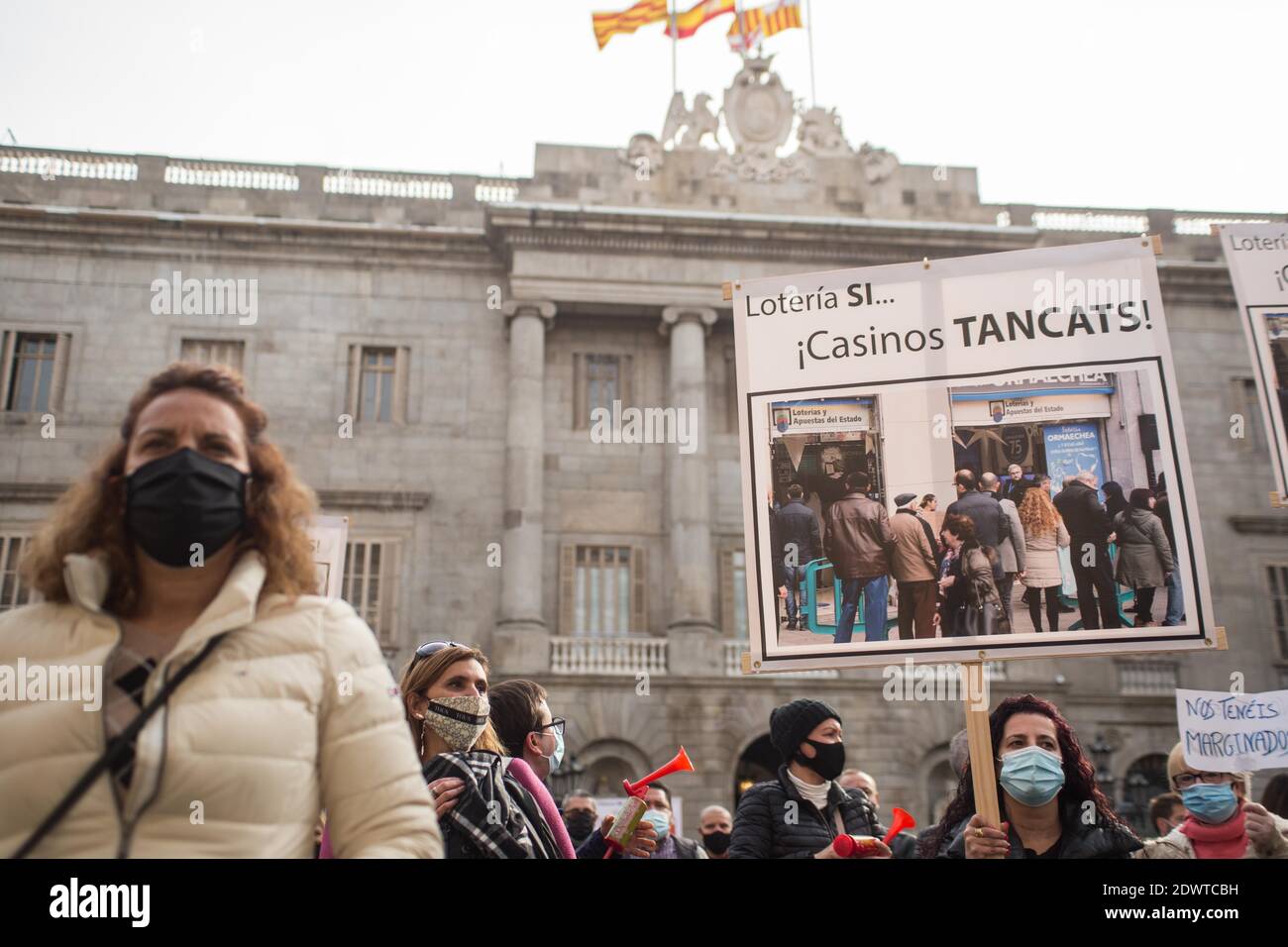 Barcelone, Catalogne, Espagne. 23 décembre 2020. Protester est vu avec une bannière qui dit, loterie oui, casinos fermés.les travailleurs de Bingo et Casino de Catalogne protestent à Barcelone ce mercredi, 23 décembre, pour la seule activité économique de jour qui reste fermé en raison des restrictions de la pandémie. Crédit : ZUMA Press, Inc./Alay Live News Banque D'Images
