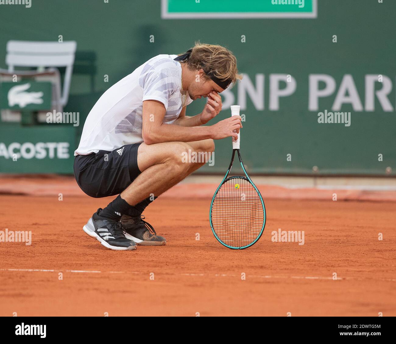 Le joueur de tennis allemand Alexander Zverev réagit après avoir perdu un tir lors de l'Open de France 20120, Paris, France, Europe Banque D'Images