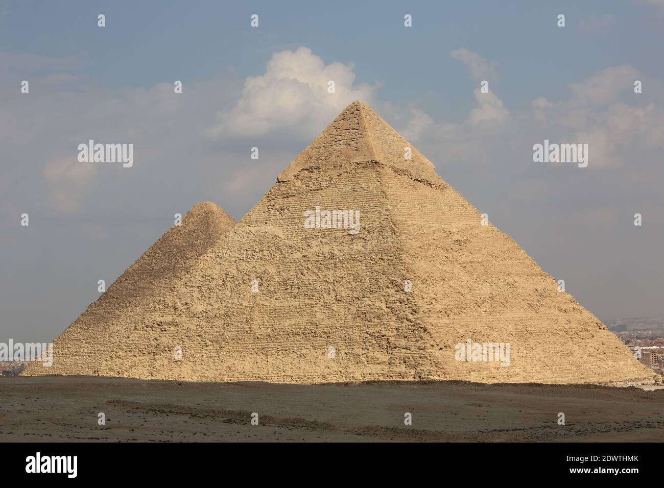 Photo de la pyramide du roi Khufu et de la pyramide du roi Khafre - les grandes pyramides historiques de Gizeh à la lumière du jour, l'une des sept Wond Banque D'Images