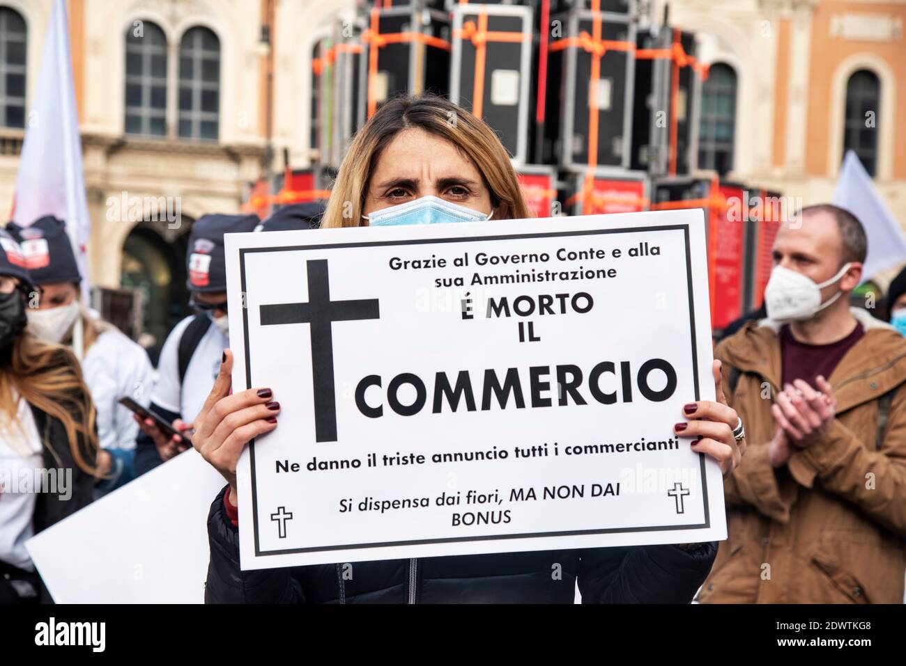 Rome, Italie. 23 décembre 2020. Les travailleurs autonomes et les propriétaires de restaurants protestent à Rome. La manifestation est contre le couvre-feu imposé en Italie pour contenir la pandémie de Covid-19 et pour demander le soutien économique du gouvernement. Crédit : LSF photo/Alamy Live News Banque D'Images