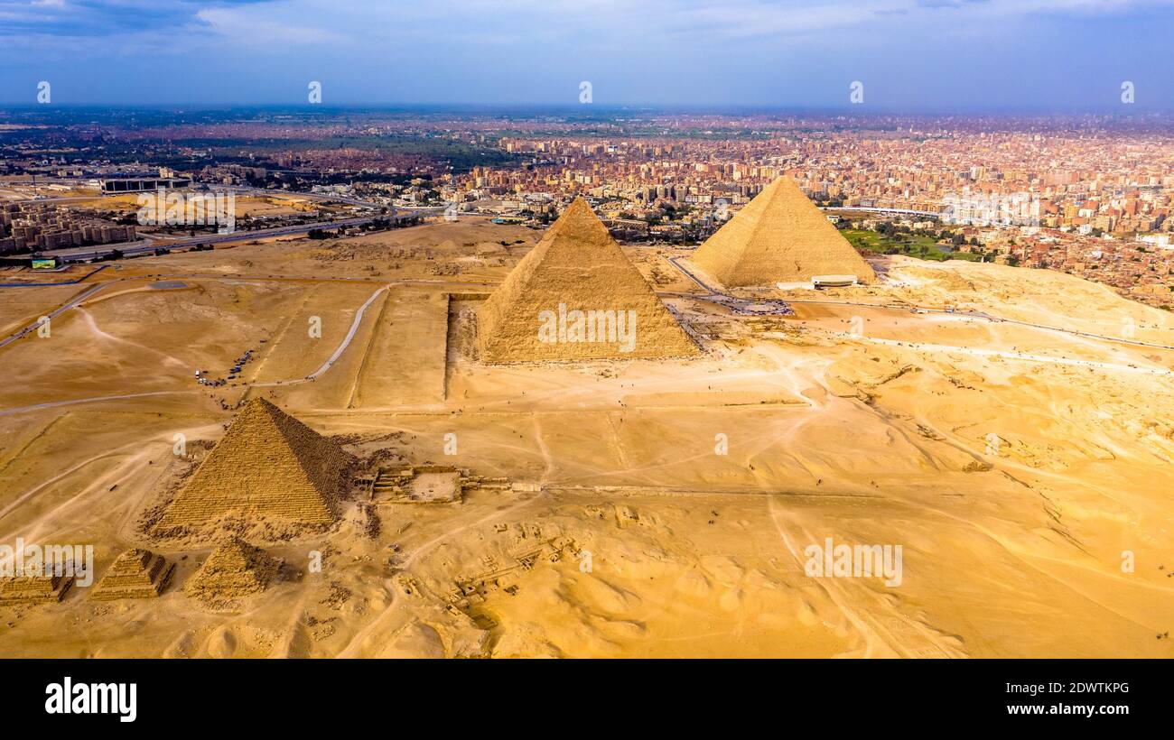 Vue aérienne sur les pyramides de Gizeh en Égypte, prise par drone Photo  Stock - Alamy