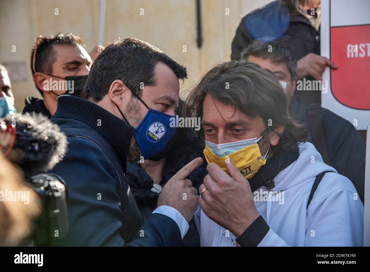 Rome, Italie. 23 décembre 2020. Les travailleurs autonomes et les propriétaires de restaurants protestent à Rome. La manifestation est contre le couvre-feu imposé en Italie pour contenir la pandémie de Covid-19 et pour demander le soutien économique du gouvernement. Crédit : LSF photo/Alamy Live News Banque D'Images