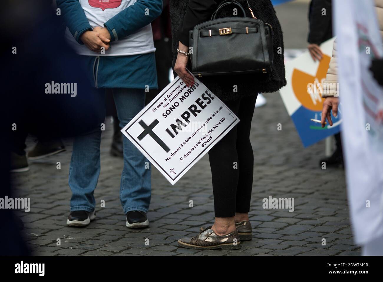 Rome, Italie. 23 décembre 2020. Les travailleurs autonomes et les propriétaires de restaurants protestent à Rome. La manifestation est contre le couvre-feu imposé en Italie pour contenir la pandémie de Covid-19 et pour demander le soutien économique du gouvernement. Crédit : LSF photo/Alamy Live News Banque D'Images