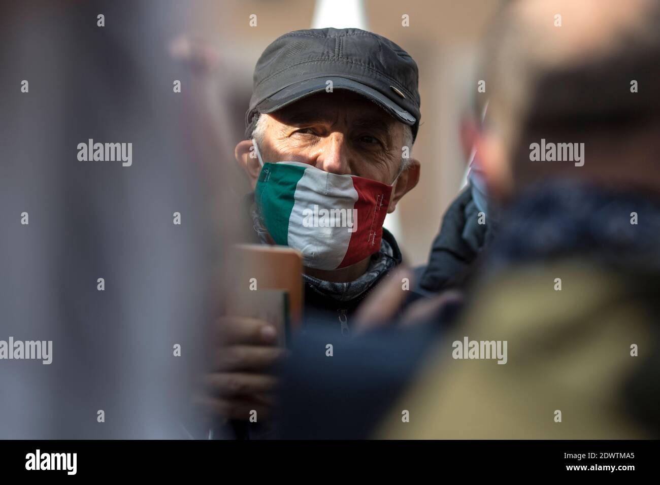 Rome, Italie. 23 décembre 2020. Les travailleurs autonomes et les propriétaires de restaurants protestent à Rome. La manifestation est contre le couvre-feu imposé en Italie pour contenir la pandémie de Covid-19 et pour demander le soutien économique du gouvernement. Crédit : LSF photo/Alamy Live News Banque D'Images