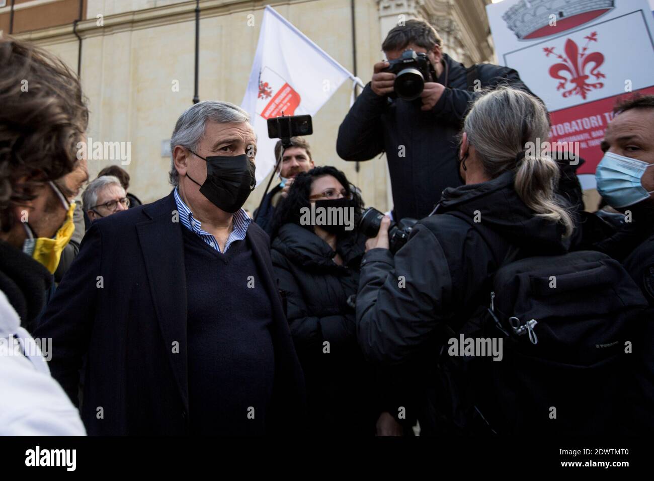 Rome, Italie. 23 décembre 2020. Les travailleurs autonomes et les propriétaires de restaurants protestent à Rome. La manifestation est contre le couvre-feu imposé en Italie pour contenir la pandémie de Covid-19 et pour demander le soutien économique du gouvernement. Crédit : LSF photo/Alamy Live News Banque D'Images