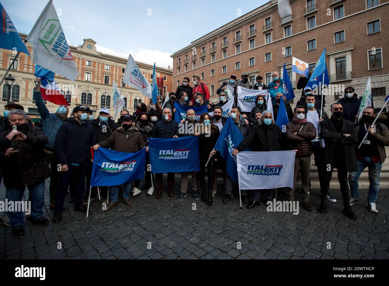 Rome, Italie. 23 décembre 2020. Les travailleurs autonomes et les propriétaires de restaurants protestent à Rome. La manifestation est contre le couvre-feu imposé en Italie pour contenir la pandémie de Covid-19 et pour demander le soutien économique du gouvernement. Crédit : LSF photo/Alamy Live News Banque D'Images