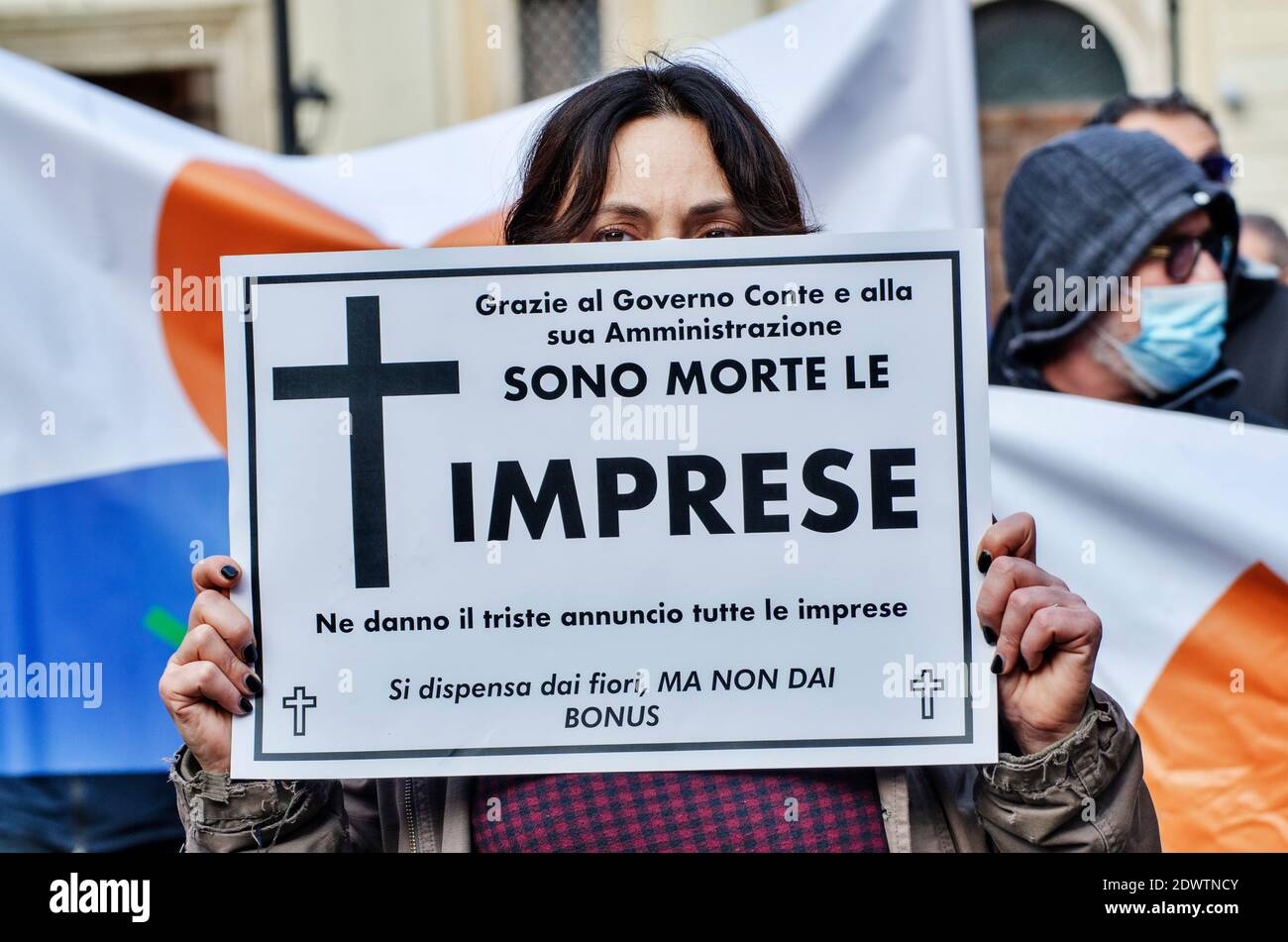 Rome, Italie. 23 décembre 2020. Les travailleurs autonomes et les propriétaires de restaurants protestent à Rome. La manifestation est contre le couvre-feu imposé en Italie pour contenir la pandémie de Covid-19 et pour demander le soutien économique du gouvernement. Crédit : LSF photo/Alamy Live News Banque D'Images