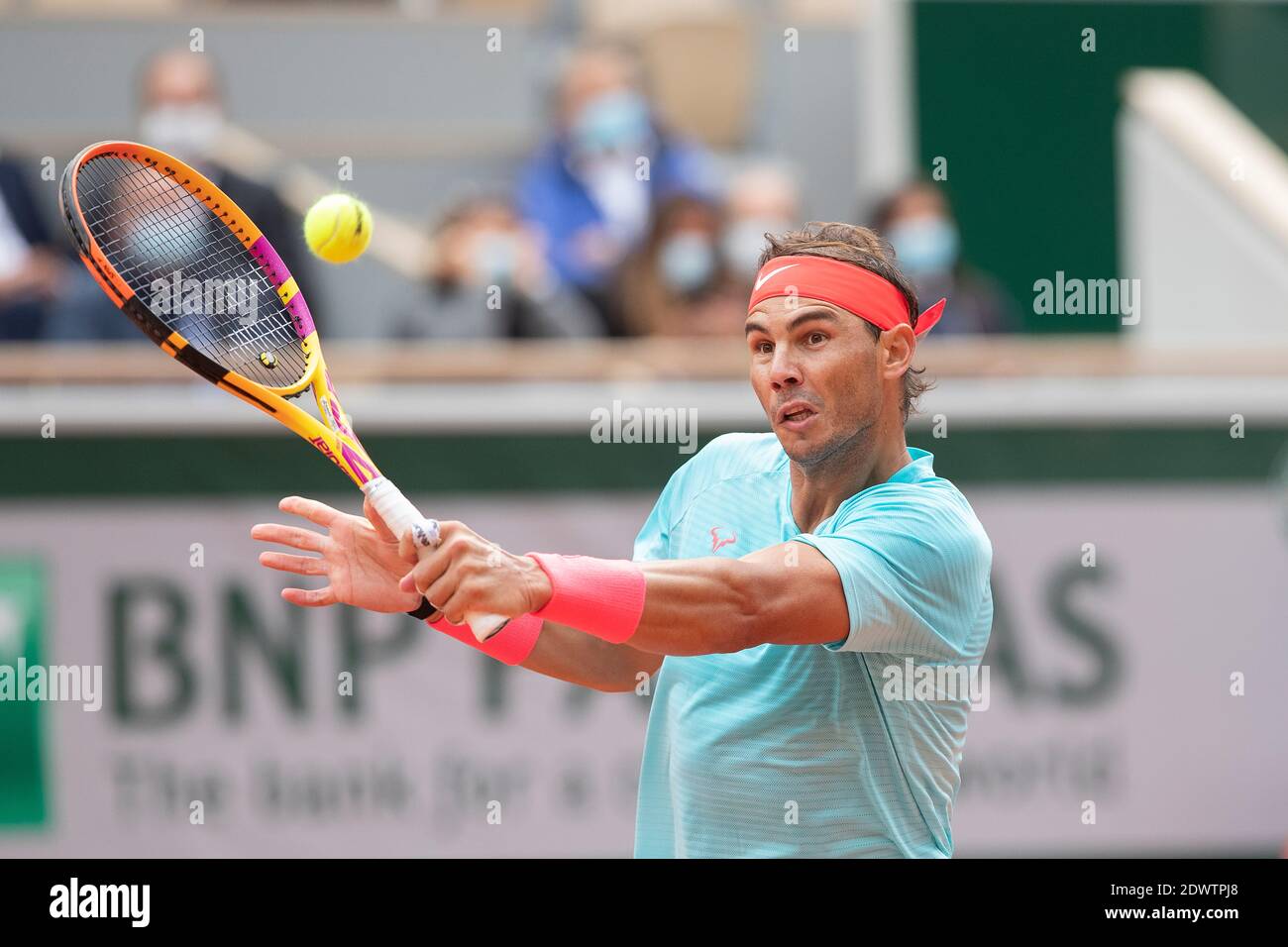 Joueur de tennis espagnol Rafael Nadal jouant un revers lors de l'Open de France 2020, Paris, France, Europe. Banque D'Images