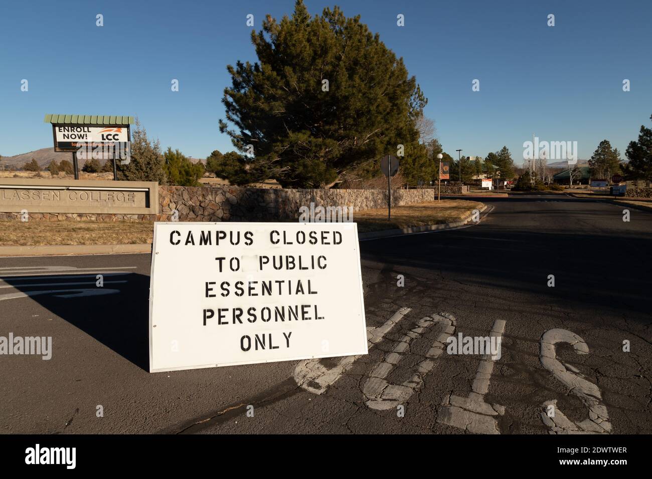 SUSANVILLE, CA â le 21 DÉCEMBRE 2020 â UN panneau à l'entrée du Lassen Community College indique que le campus est fermé en raison de l'irc Covid-19 Banque D'Images