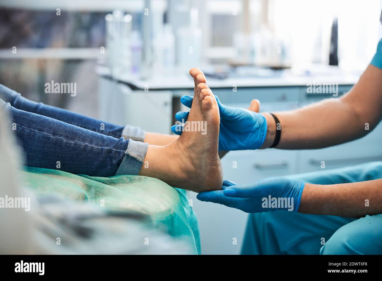 Femme élégante recevant un soin des pieds dans le centre médical Banque D'Images