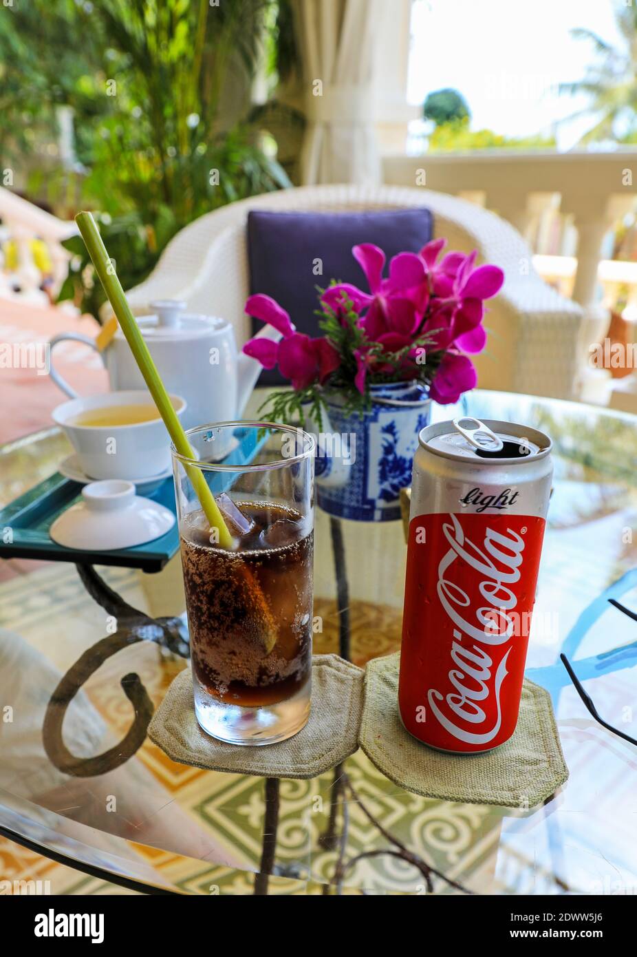 Canette de Coca Cola Light ou Diet Coca-Cola, verre avec paille écologique fabriquée à partir de tiges d'une plante, la Veranda Resort, Phu Quoc, Vietnam, Asie Banque D'Images