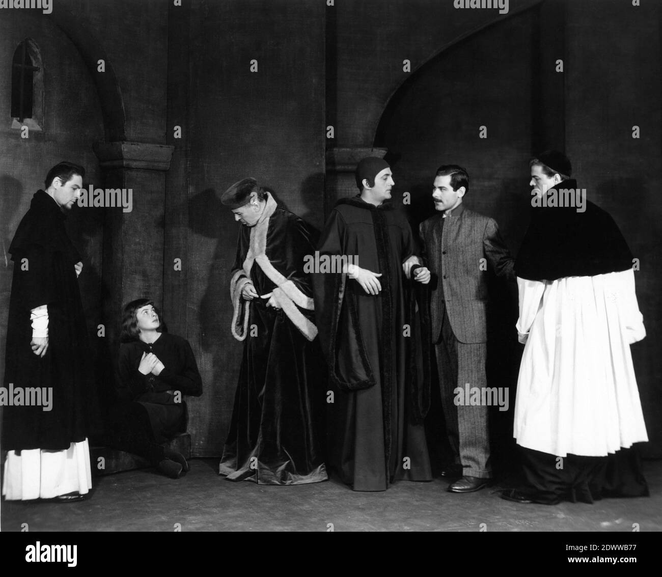 JOSEPH WISEMAN INGRID BERGMAN LEWIS MARTIN STEPHEN ROBERTS SAM WANAMAKER Et BROOKS OUEST dans JOAN DE LORRAINE une pièce à l'intérieur Une pièce de MAXWELL ANDERSON à l'ALVIN THEATRE Broadway New York novembre 1946 - mai 1947 réalisé par Margo Jones produit par la compagnie du dramaturge Banque D'Images