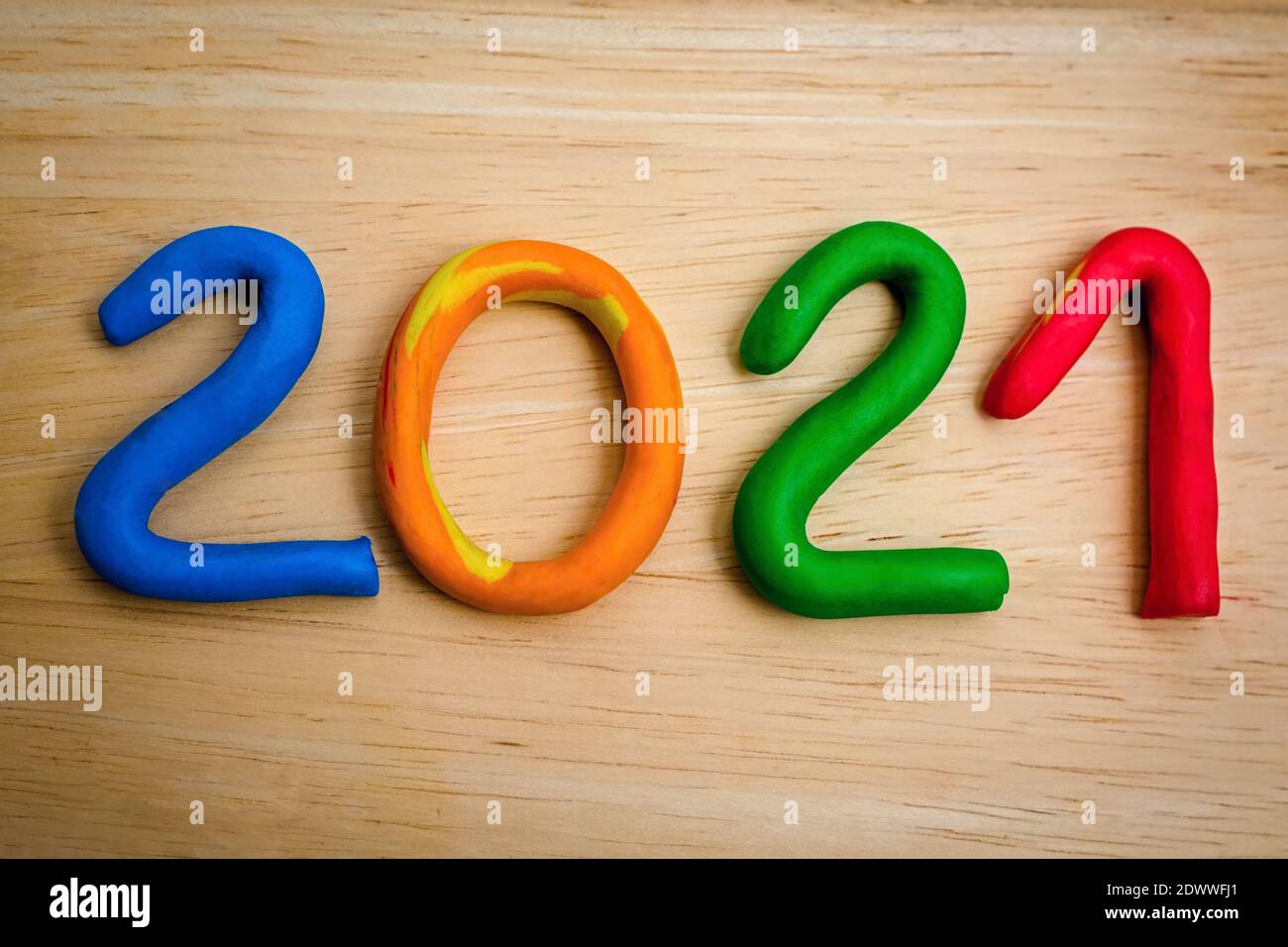 Argile Jaune Ou Rouge En 4 Lettres Les nombres colorés: Bleu deux, orange zéro, vert deux et rouge un en argile  modelage placé sur fond de bois symbolisant la nouvelle année 2021 Photo  Stock - Alamy