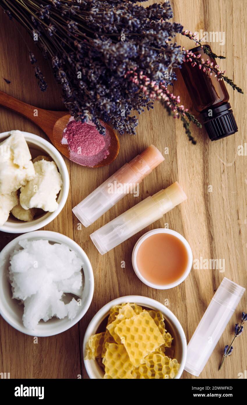 Ingrédients pour le baume à lèvres maison : beurre de karité, huile  essentielle, poudre de couleur minérale, cire d'abeille, huile de coco.  Mélange de baume à lèvres et de rouge à lèvres