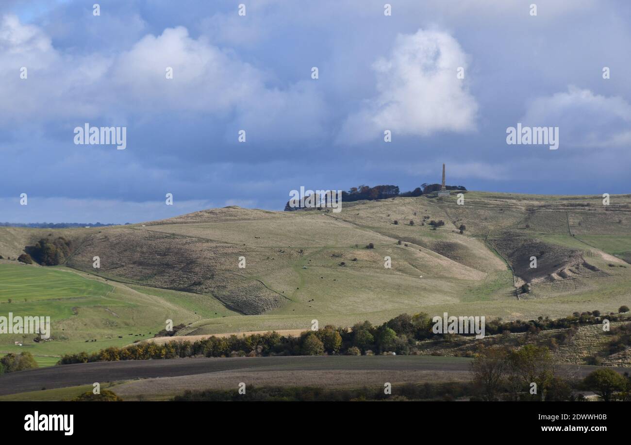 Vue depuis Morgans Hill vers le monument Lansdowne de Cherhill Vers le bas avec le soleil s'est couché en premier plan, Wiltshire.UK Banque D'Images