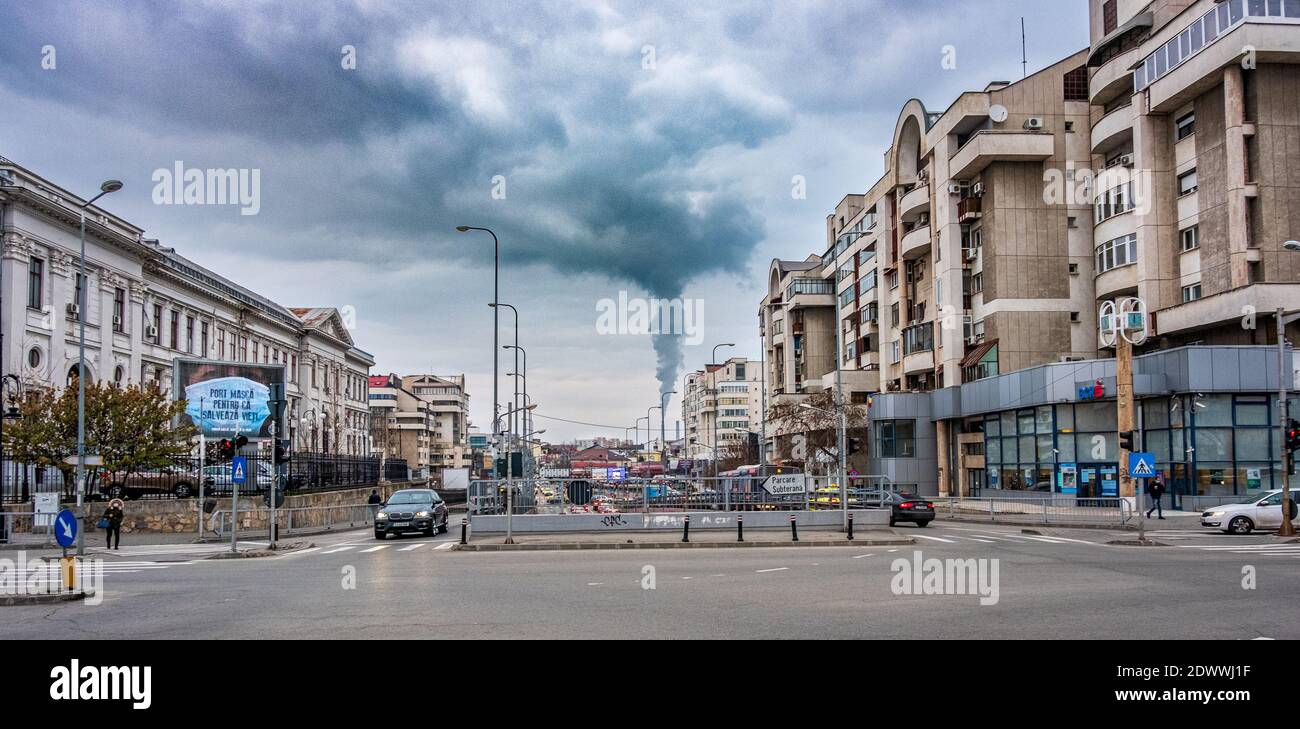 Ce qui reste derrière le communisme, la pollution de l'air de l'environnement et l'architecture communiste dans le centre-ville de Craiova, Roumanie, UE. Banque D'Images