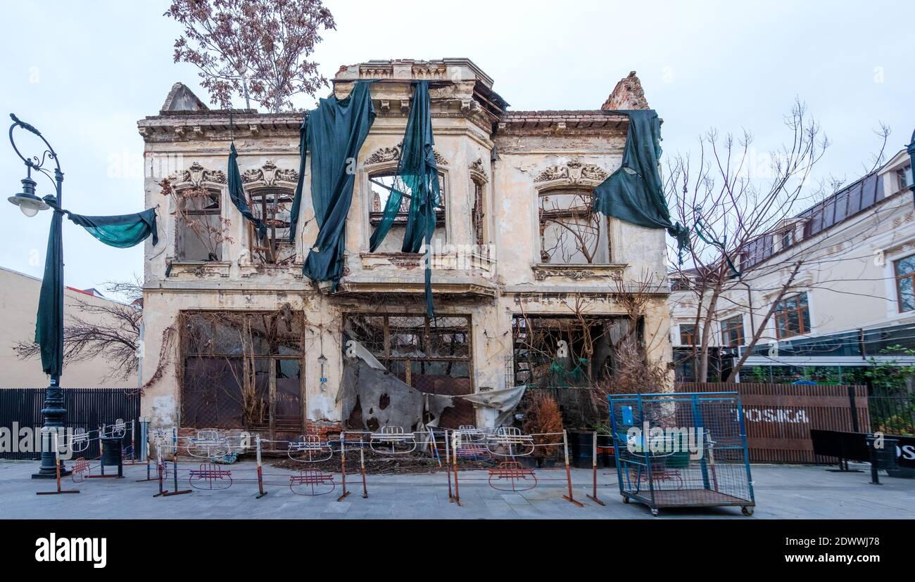 Ce qui reste derrière le communisme, abandonné et détruit l'architecture historique dans le centre-ville de Craiova, Roumanie, UE. Banque D'Images